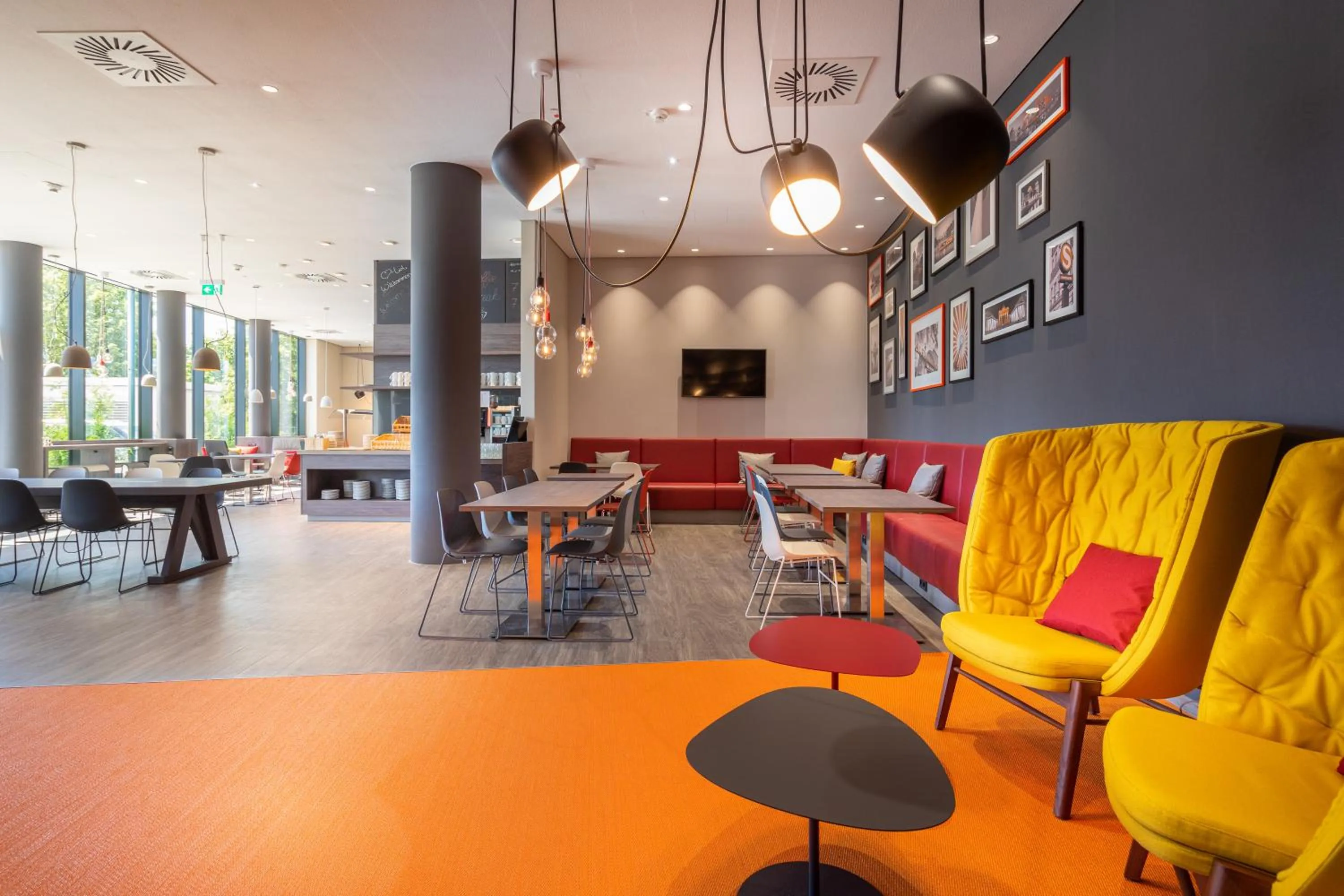 Lounge or bar, Restaurant/Places to Eat in 7 Days Premium Hotel Berlin-Schönefeld