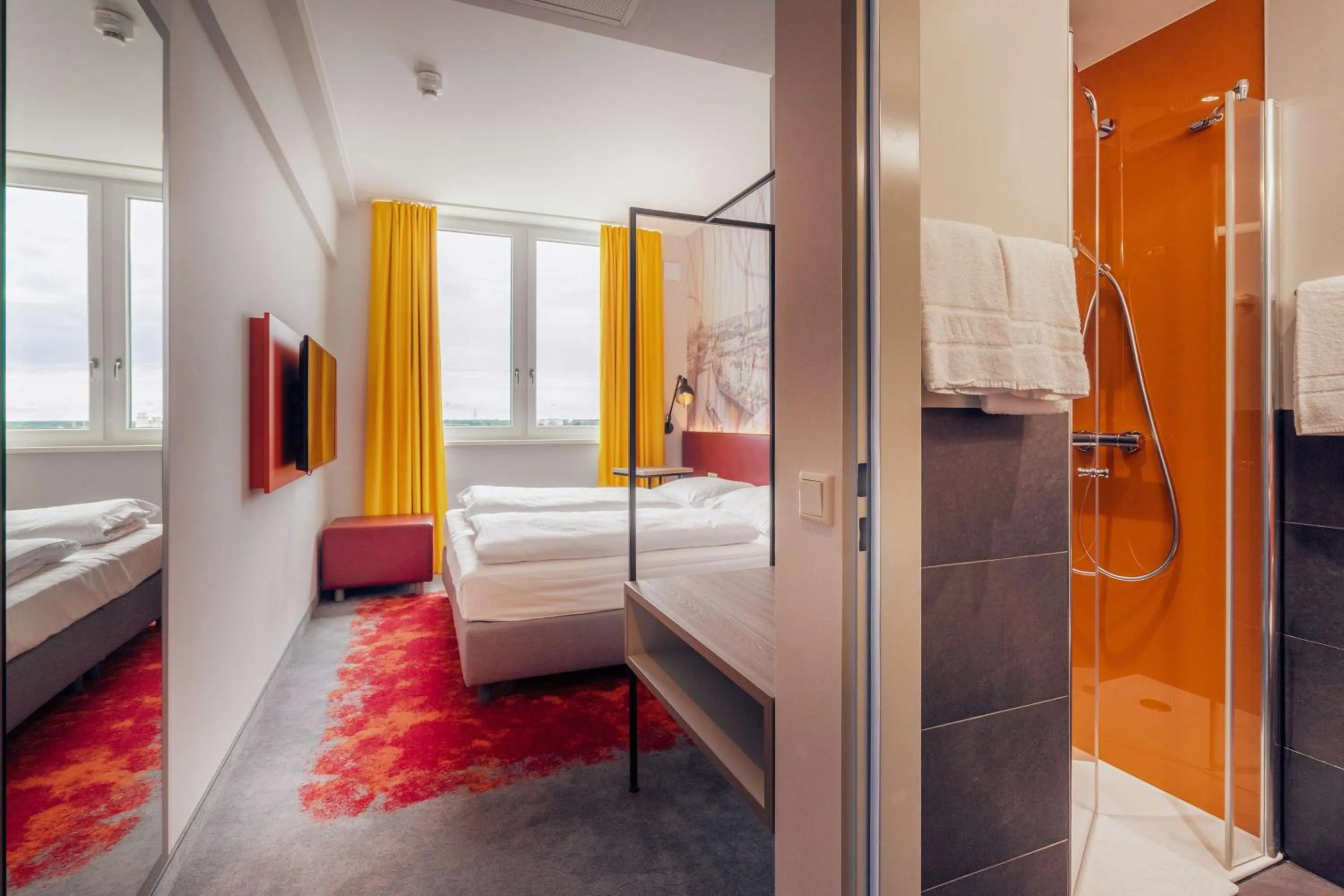 Shower, Bed in 7 Days Premium Hotel Berlin-Schönefeld