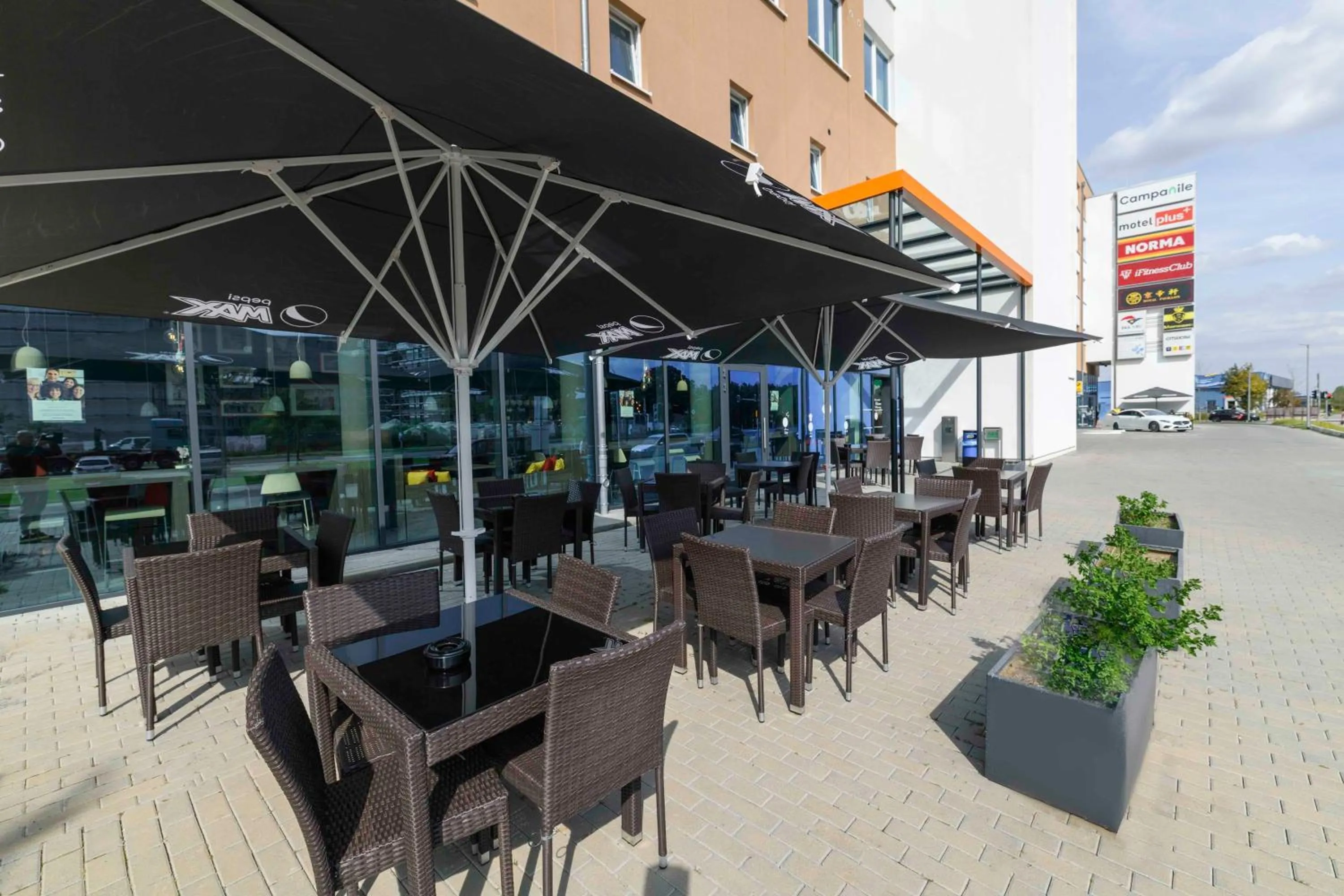 Property building, Restaurant/Places to Eat in 7 Days Premium Hotel Berlin-Schönefeld