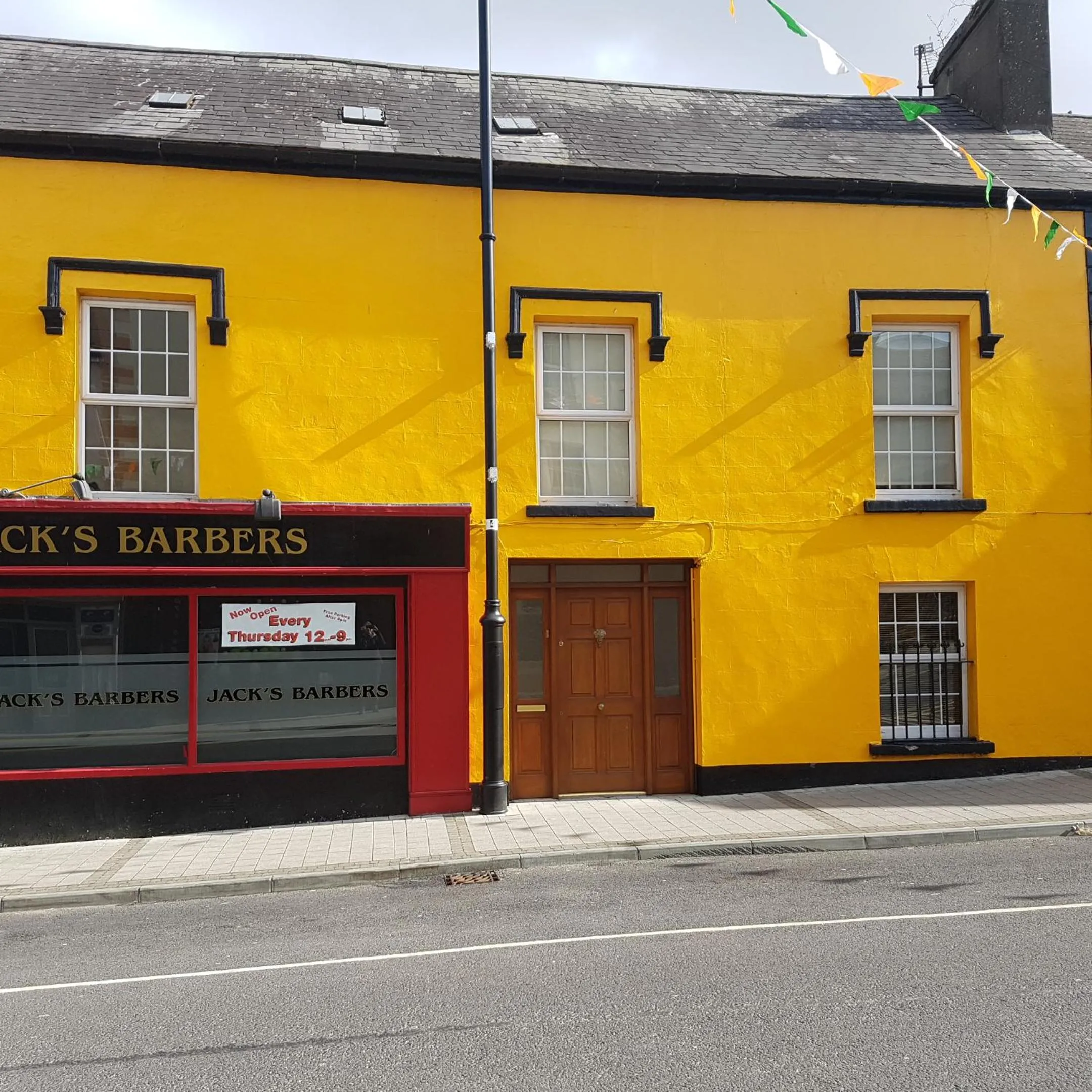 Facade/entrance in Bridge House