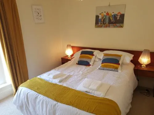 Bedroom, Bed in Bridge House