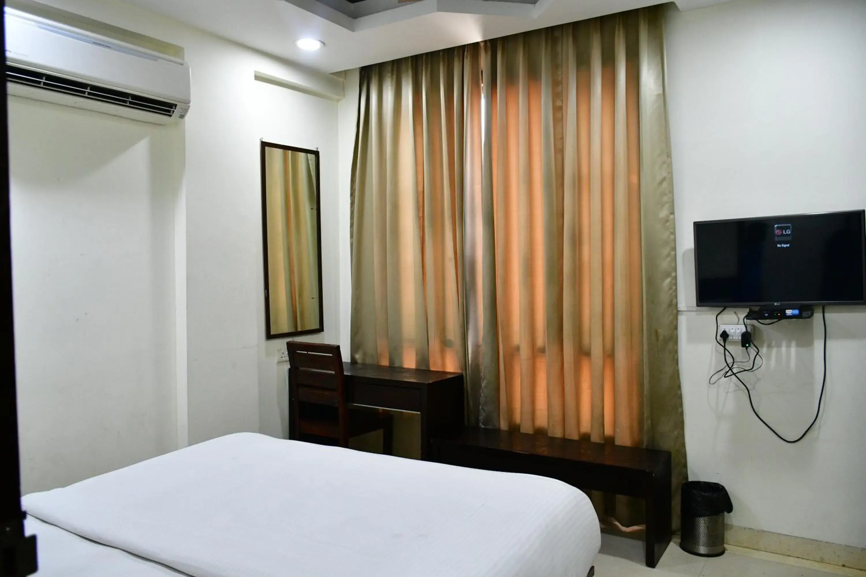 TV and multimedia, Bed in Hotel The Orion TV and multimedia, Bed in Hotel The Orion