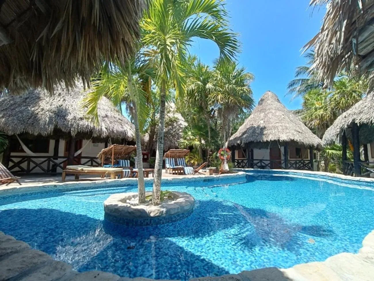 Swimming pool in Holbox by Xaloc