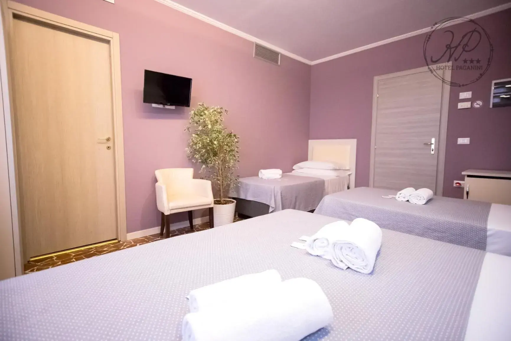 Quadruple Room with Private Bathroom in Hotel Paganini Quadruple Room with Private Bathroom in Hotel Paganini