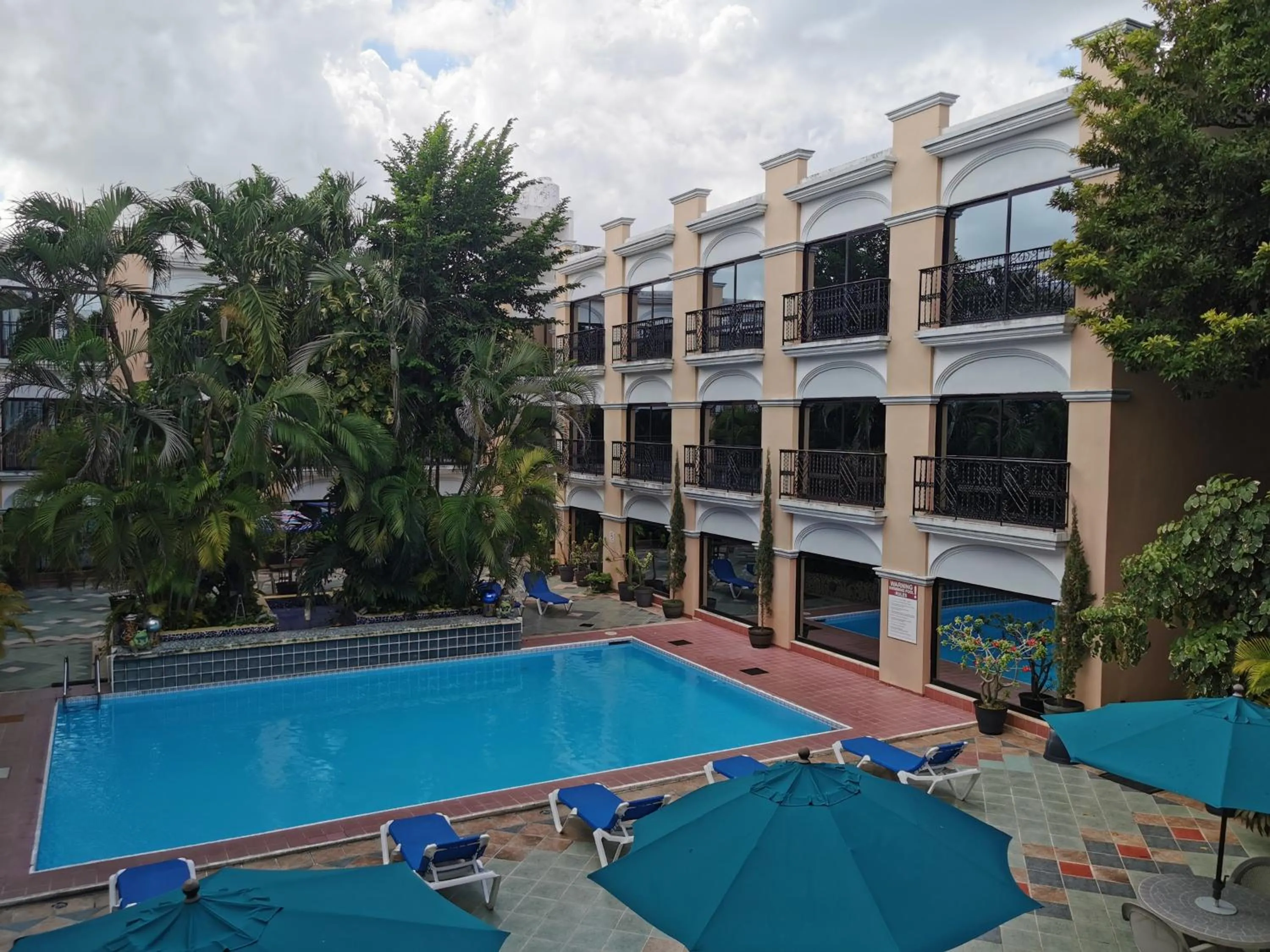 Swimming pool in Hotel Doralba Inn