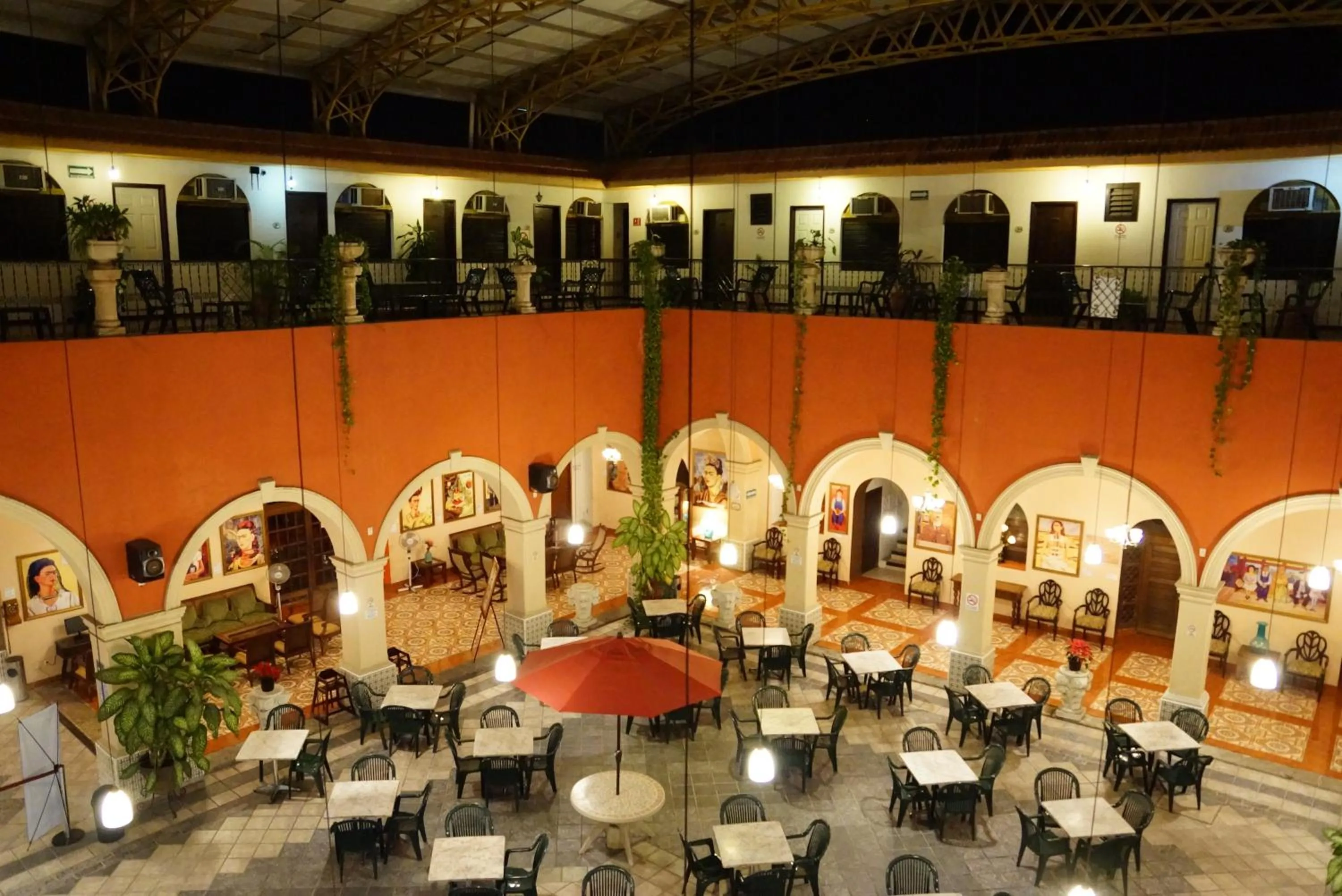 Restaurant/places to eat in Hotel Doralba Inn