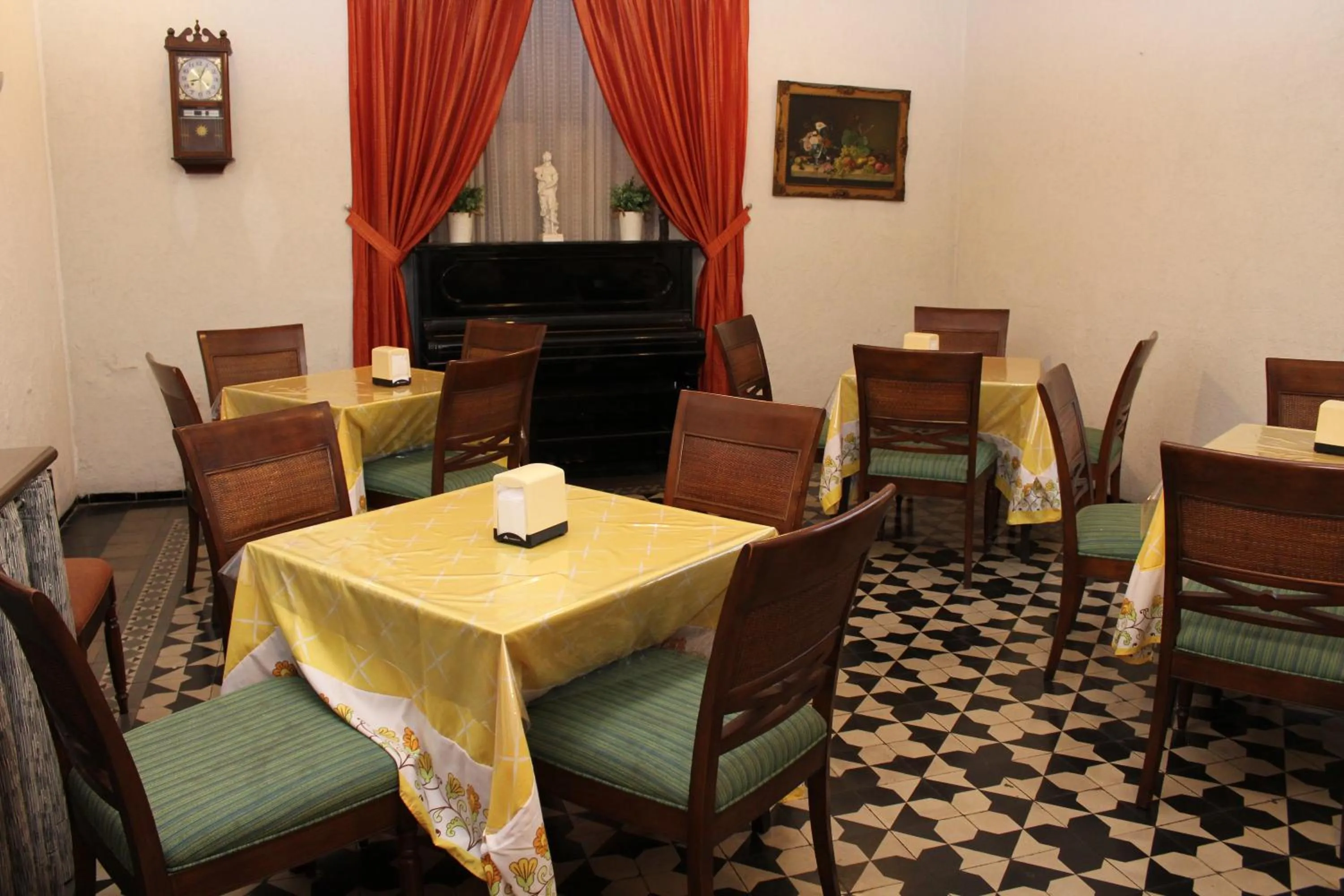 Restaurant/places to eat in Hotel Doralba Inn