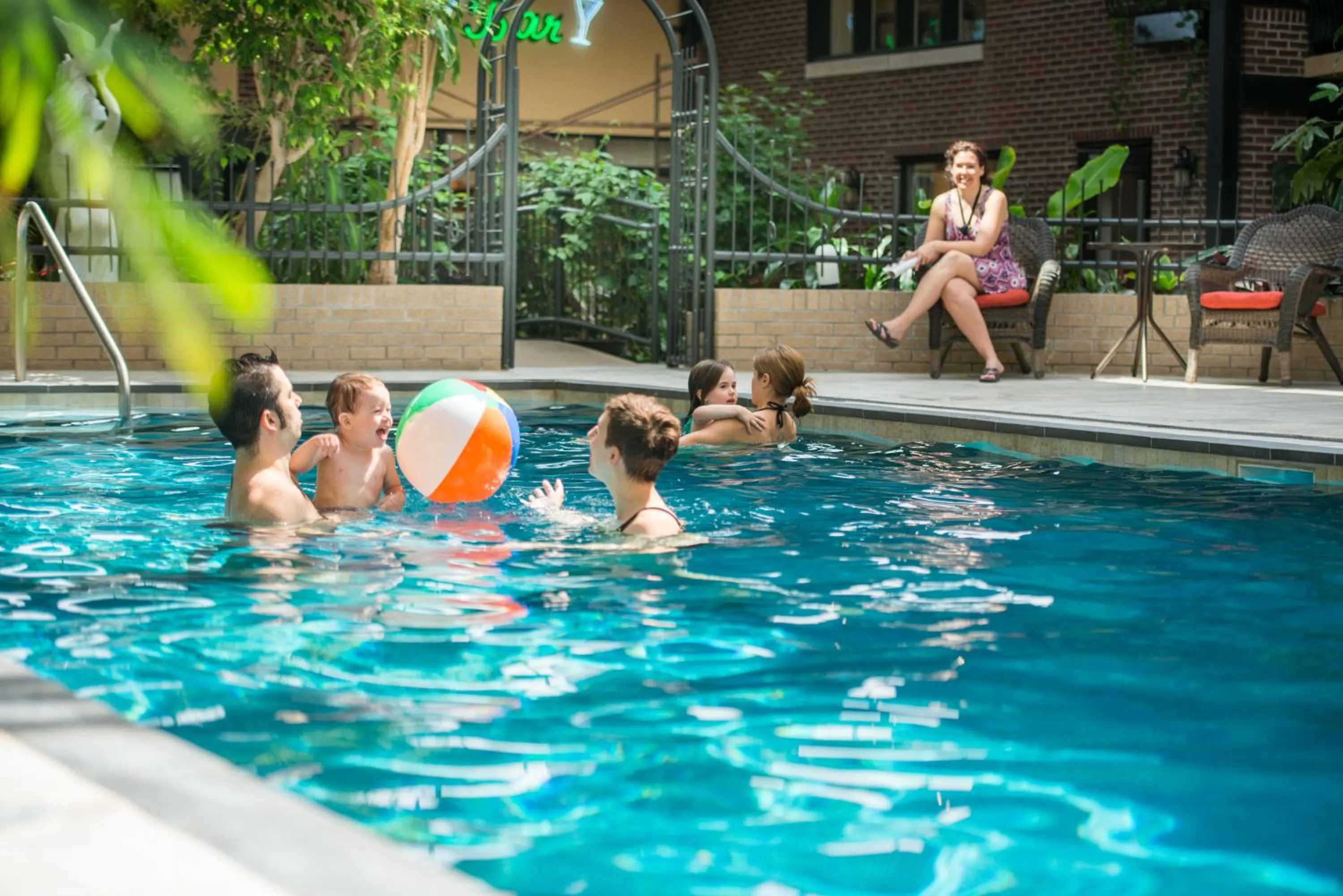Swimming pool in Hotel L'Oiseliere Montmagny
