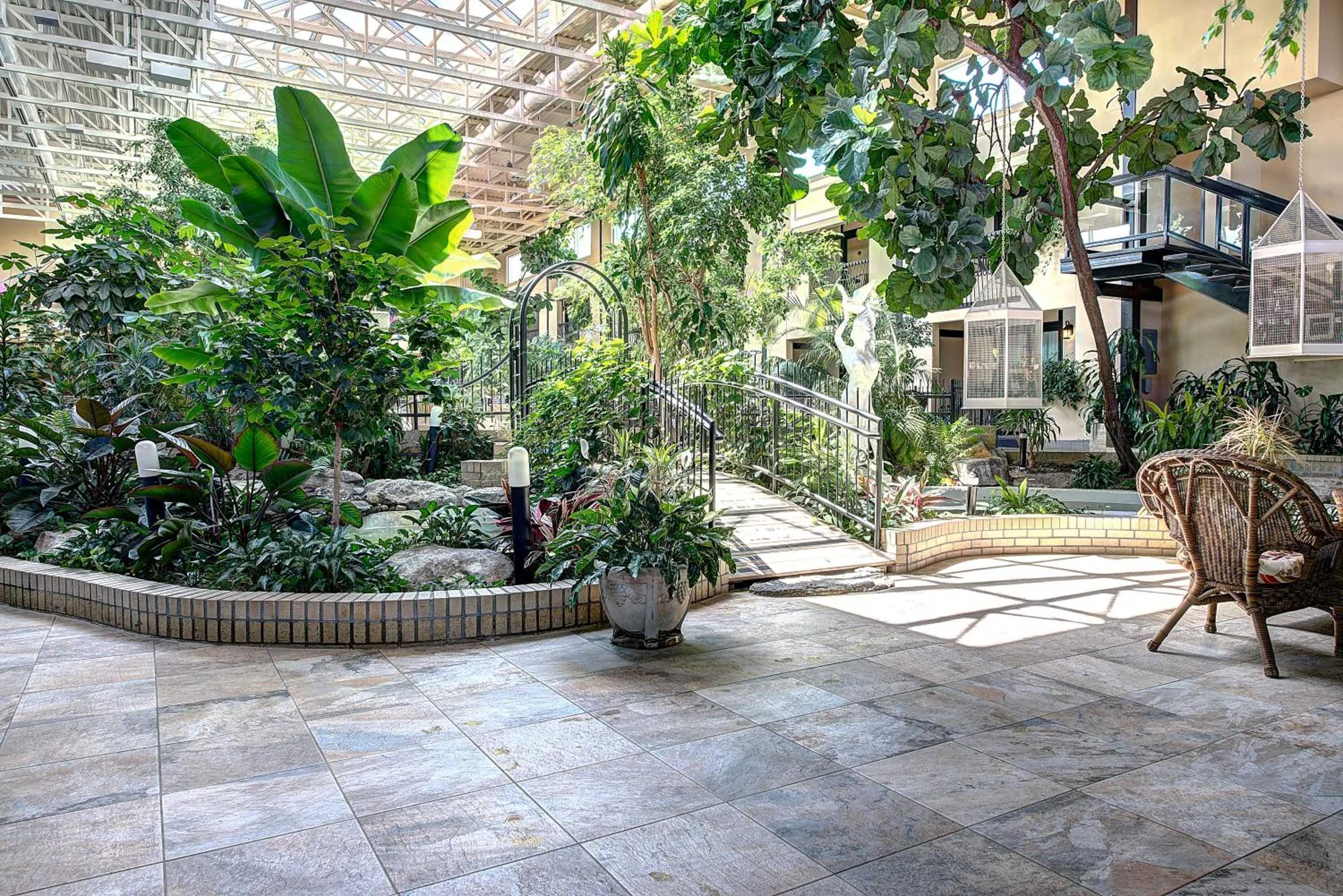 Lobby or reception in Hotel L'Oiseliere Montmagny