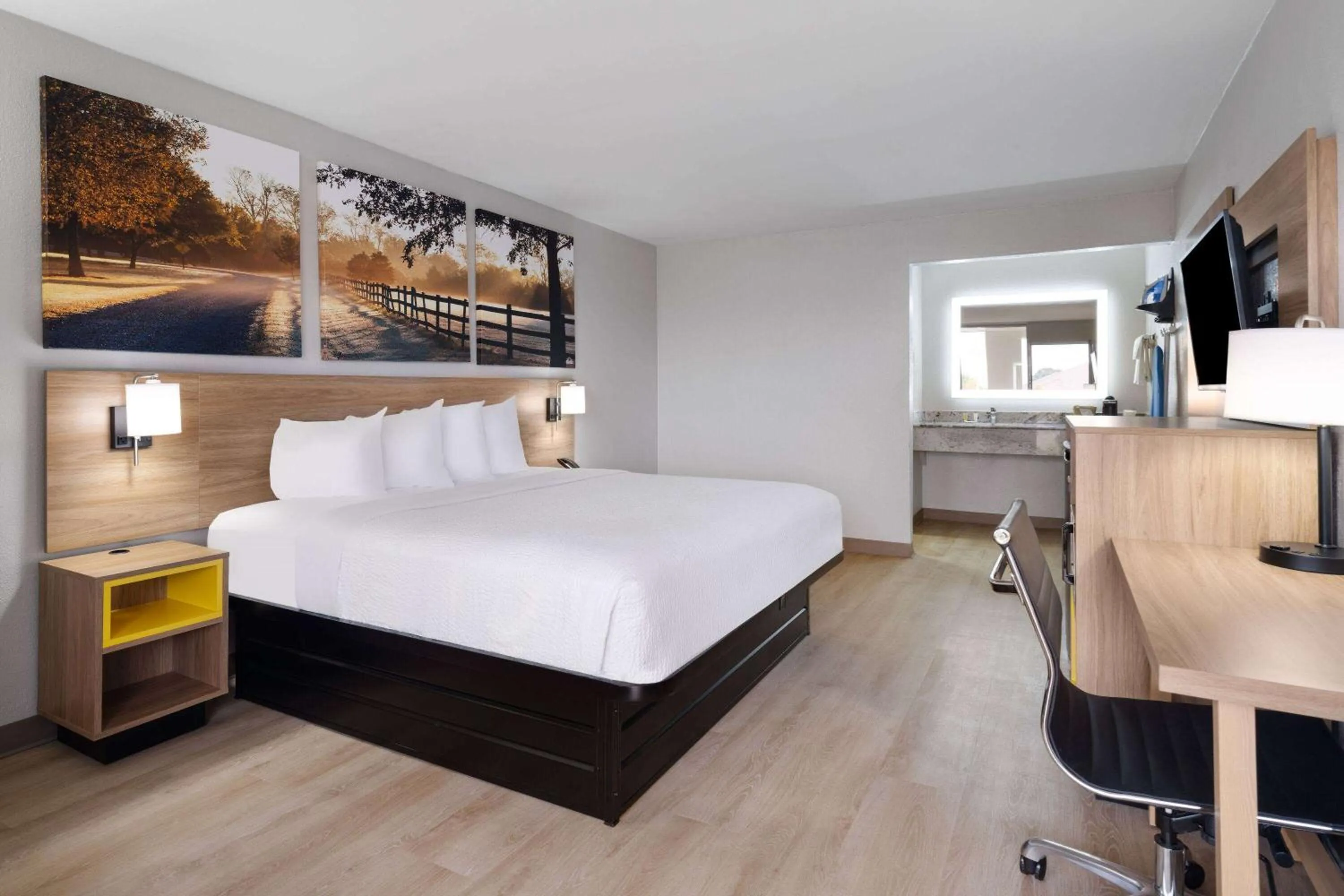 Bed in Days-Inn by Wyndham Montgomery I-85