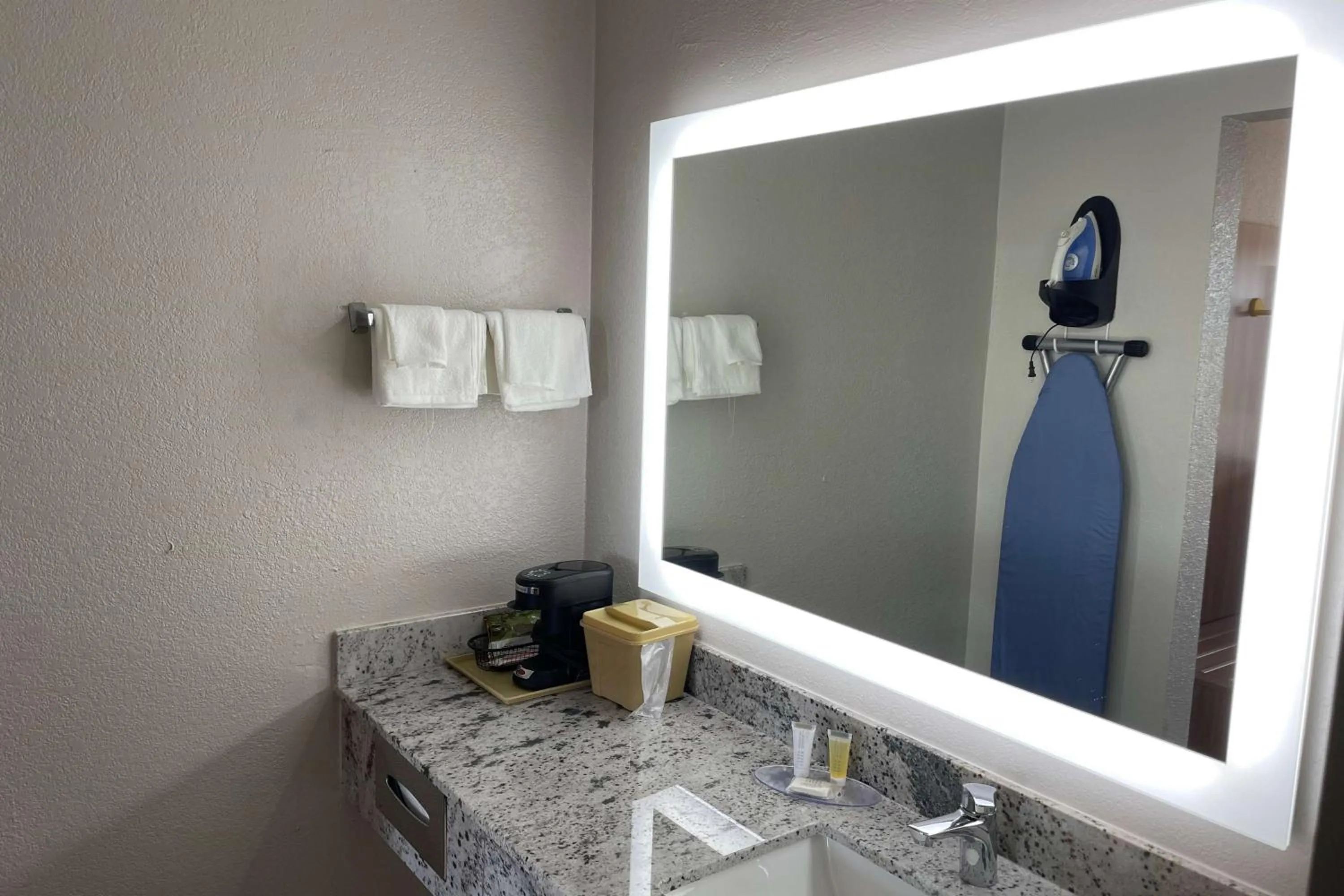 Coffee/tea facilities in Days-Inn by Wyndham Montgomery I-85