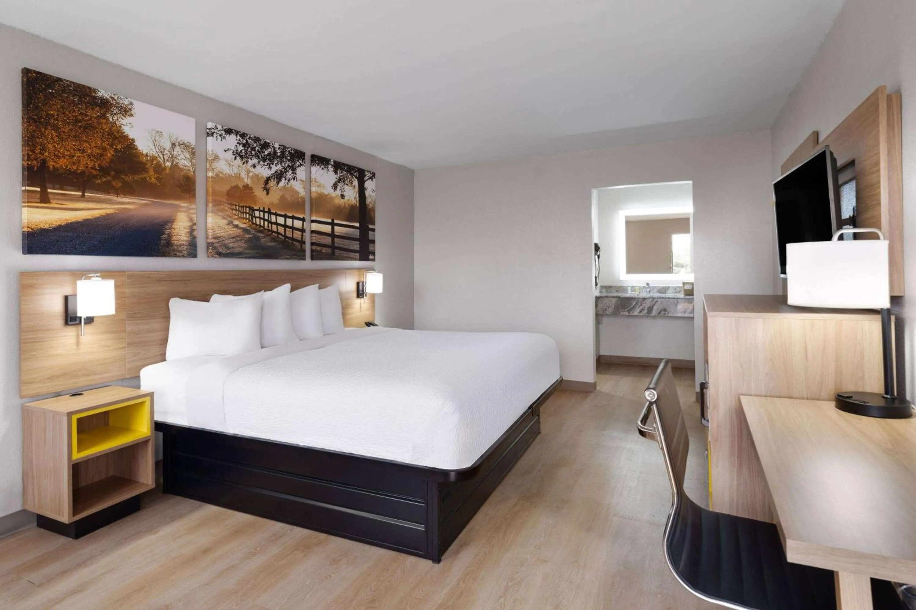 Bed in Days-Inn by Wyndham Montgomery I-85