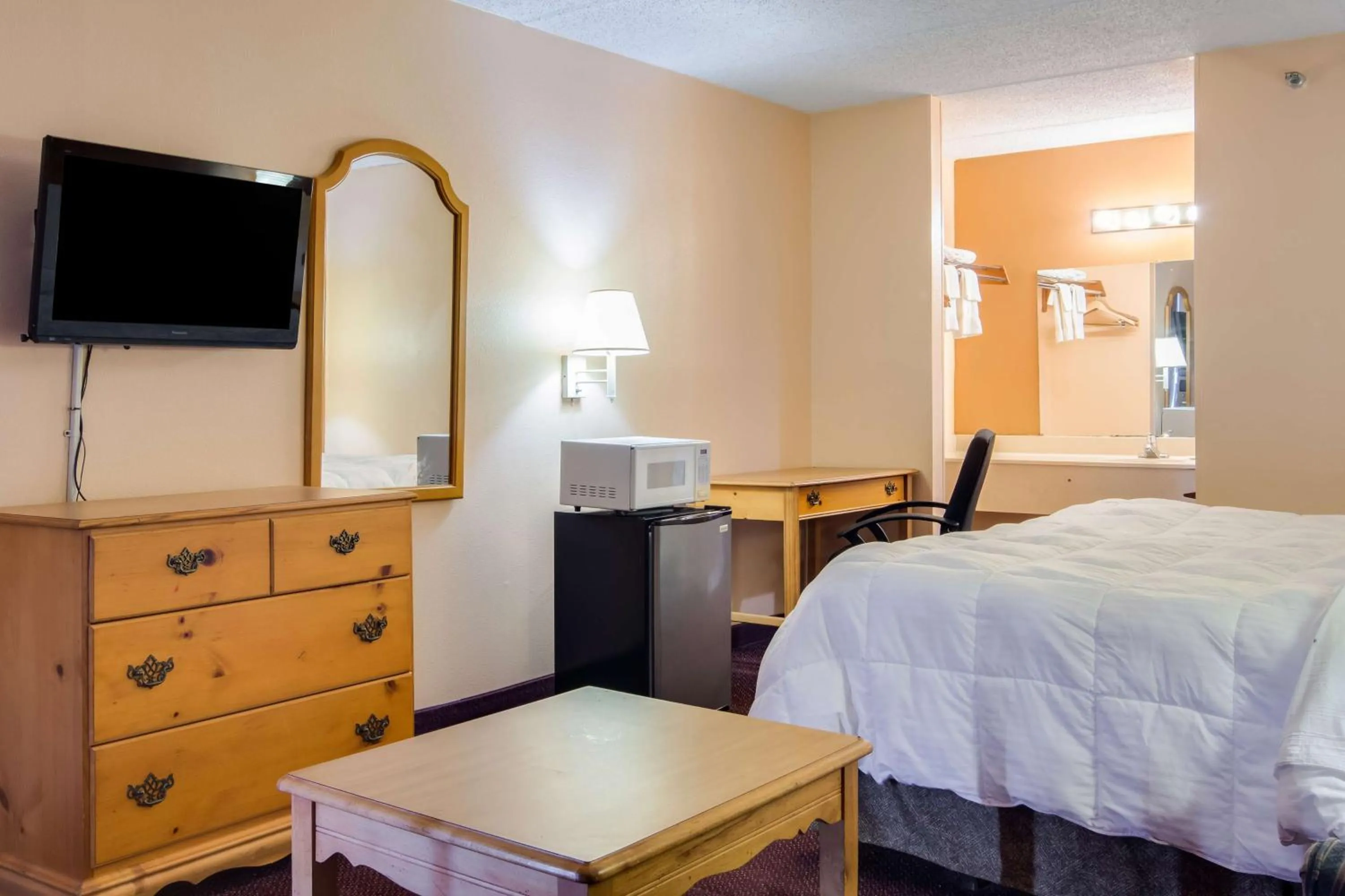 TV and multimedia, Bed in Motel 6-Macon, GA