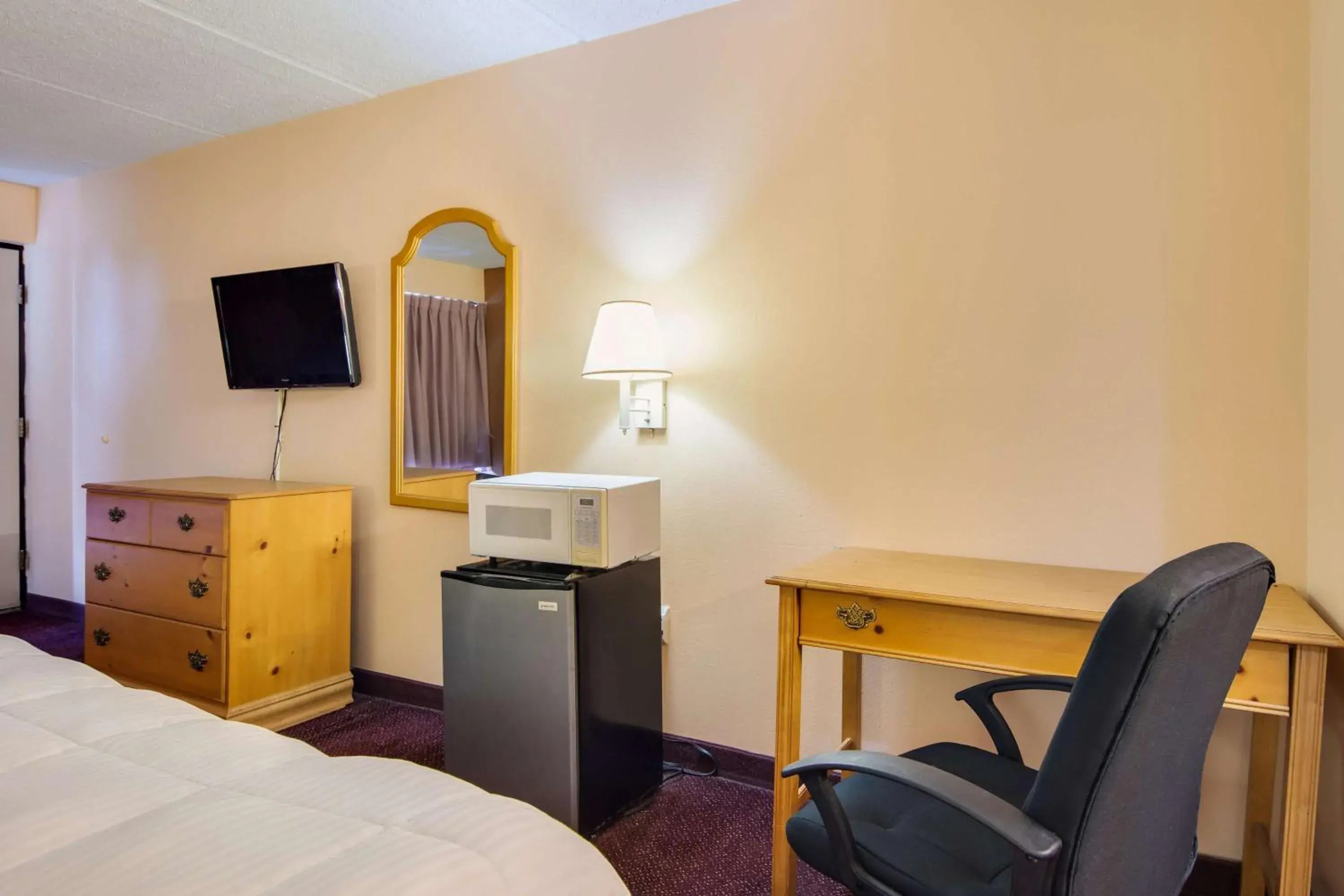 TV and multimedia, Bed in Motel 6-Macon, GA