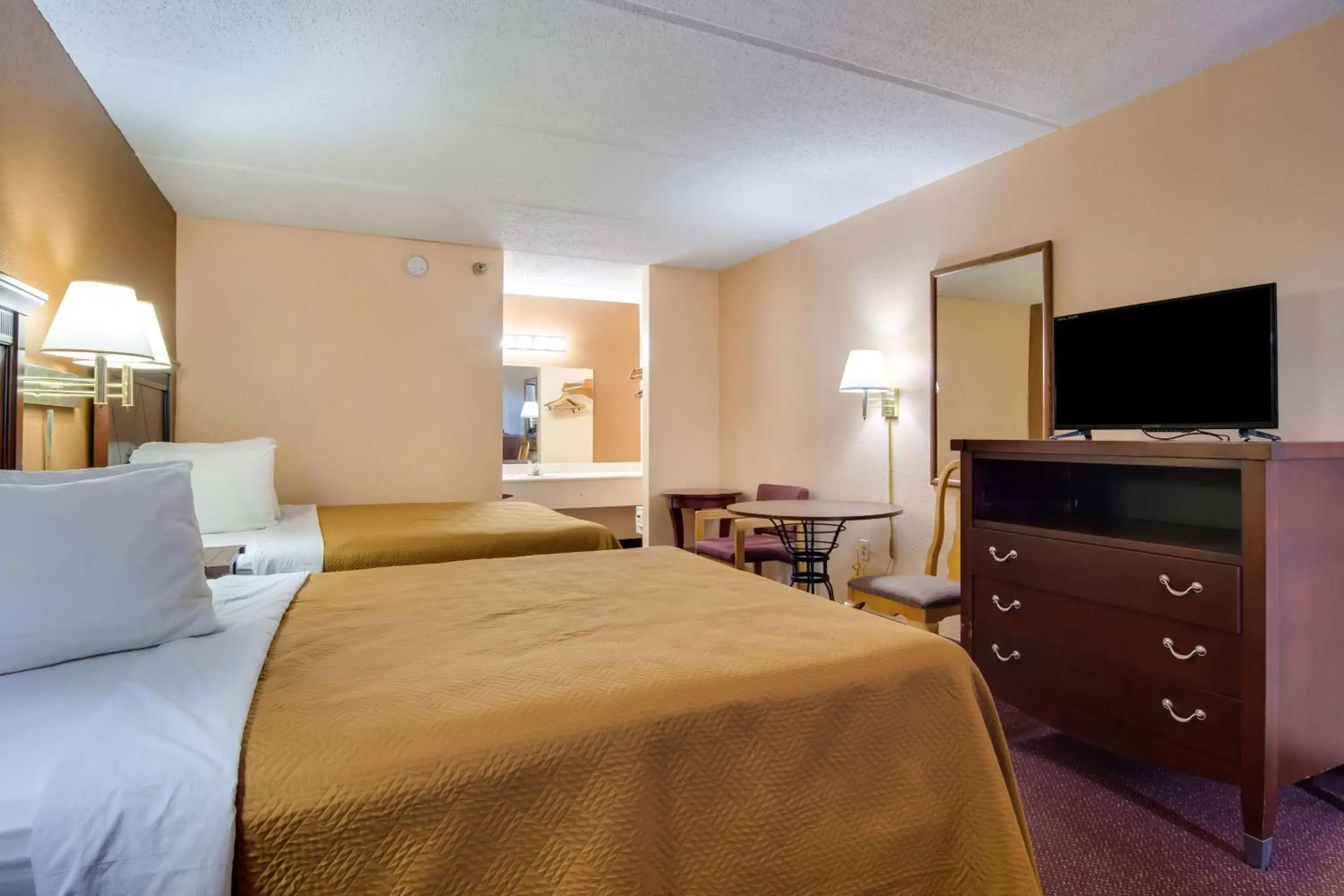 TV and multimedia, Bed in Motel 6-Macon, GA