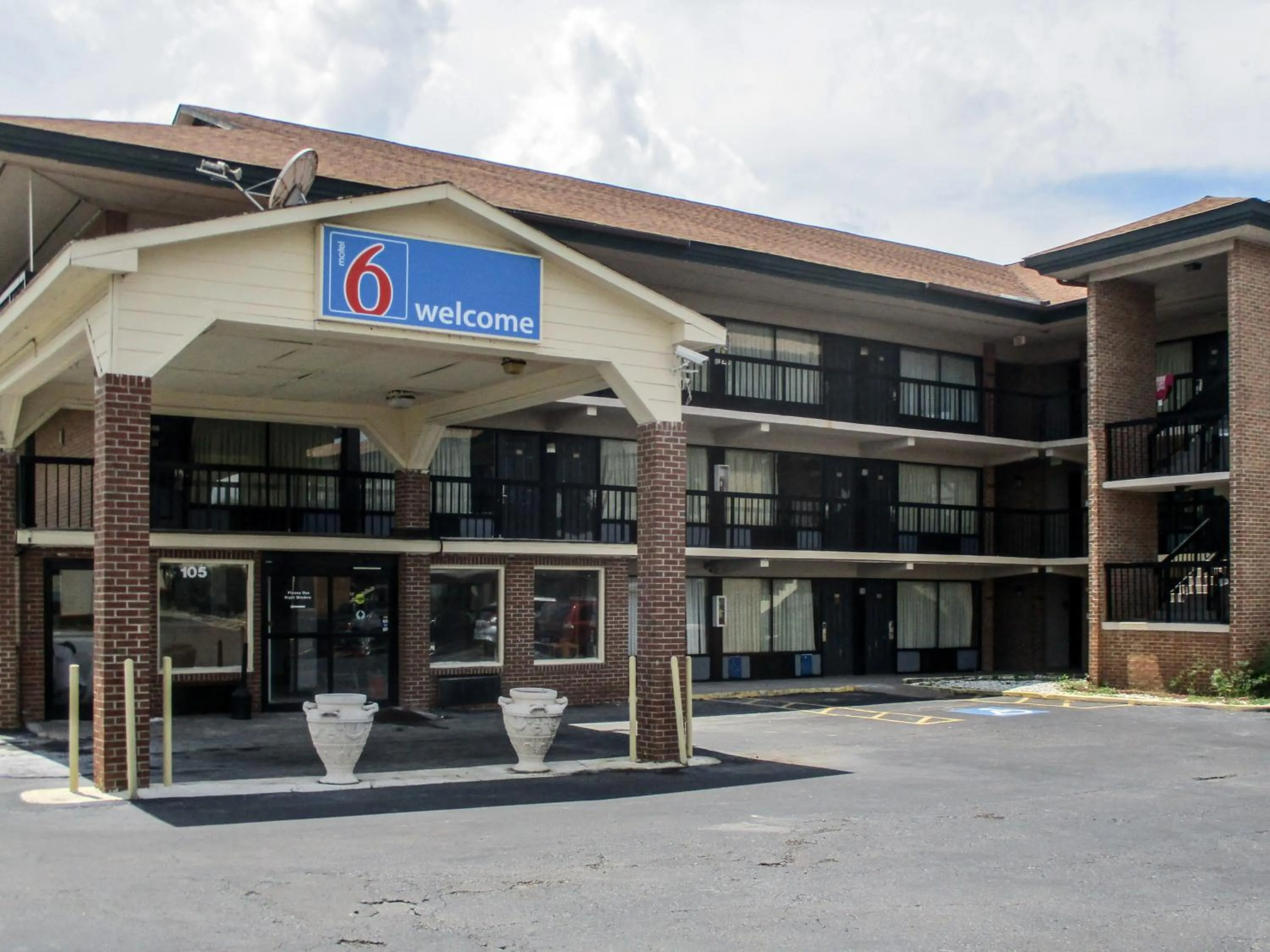Facade/entrance in Motel 6-Macon, GA
