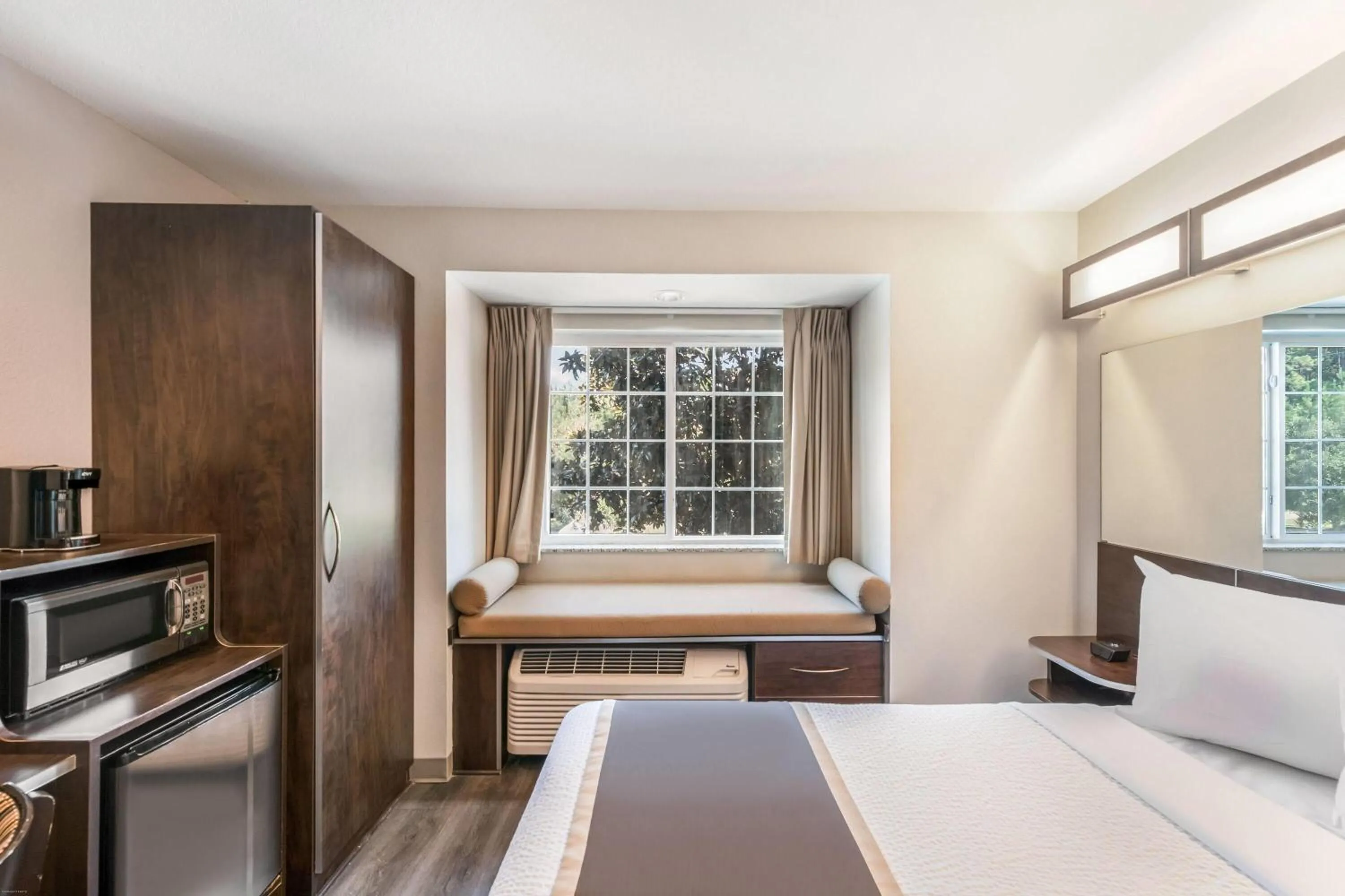 Bed in Microtel Inn & Suites by Wyndham Pearl River/Slidell