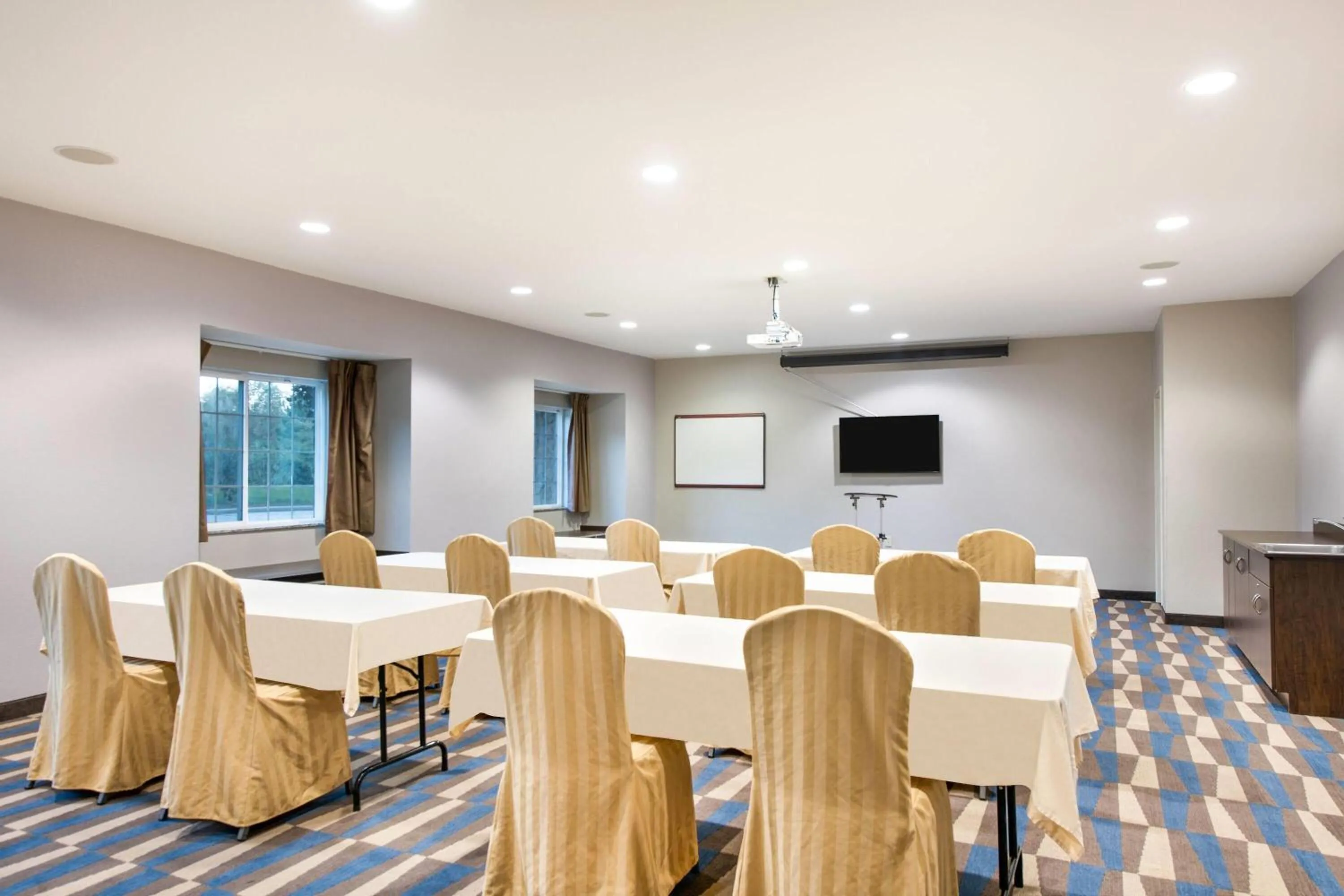 Meeting/conference room in Microtel Inn & Suites by Wyndham Pearl River/Slidell