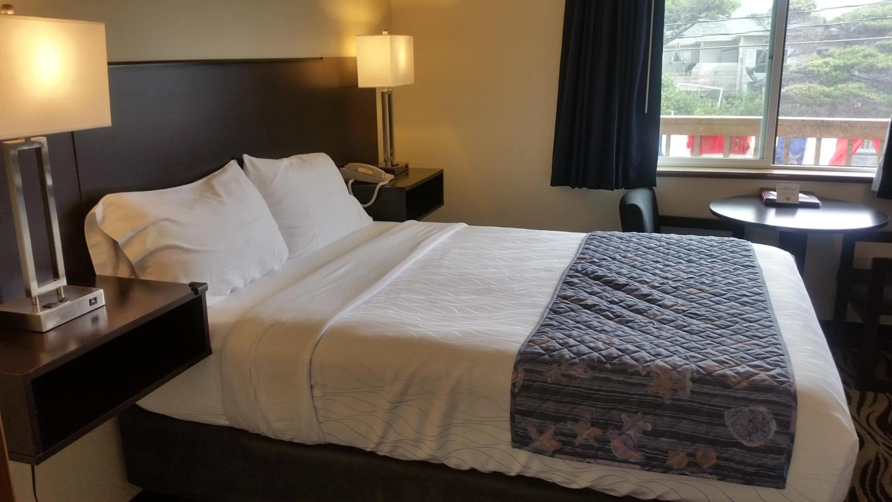 Bed in Tradewinds Motel