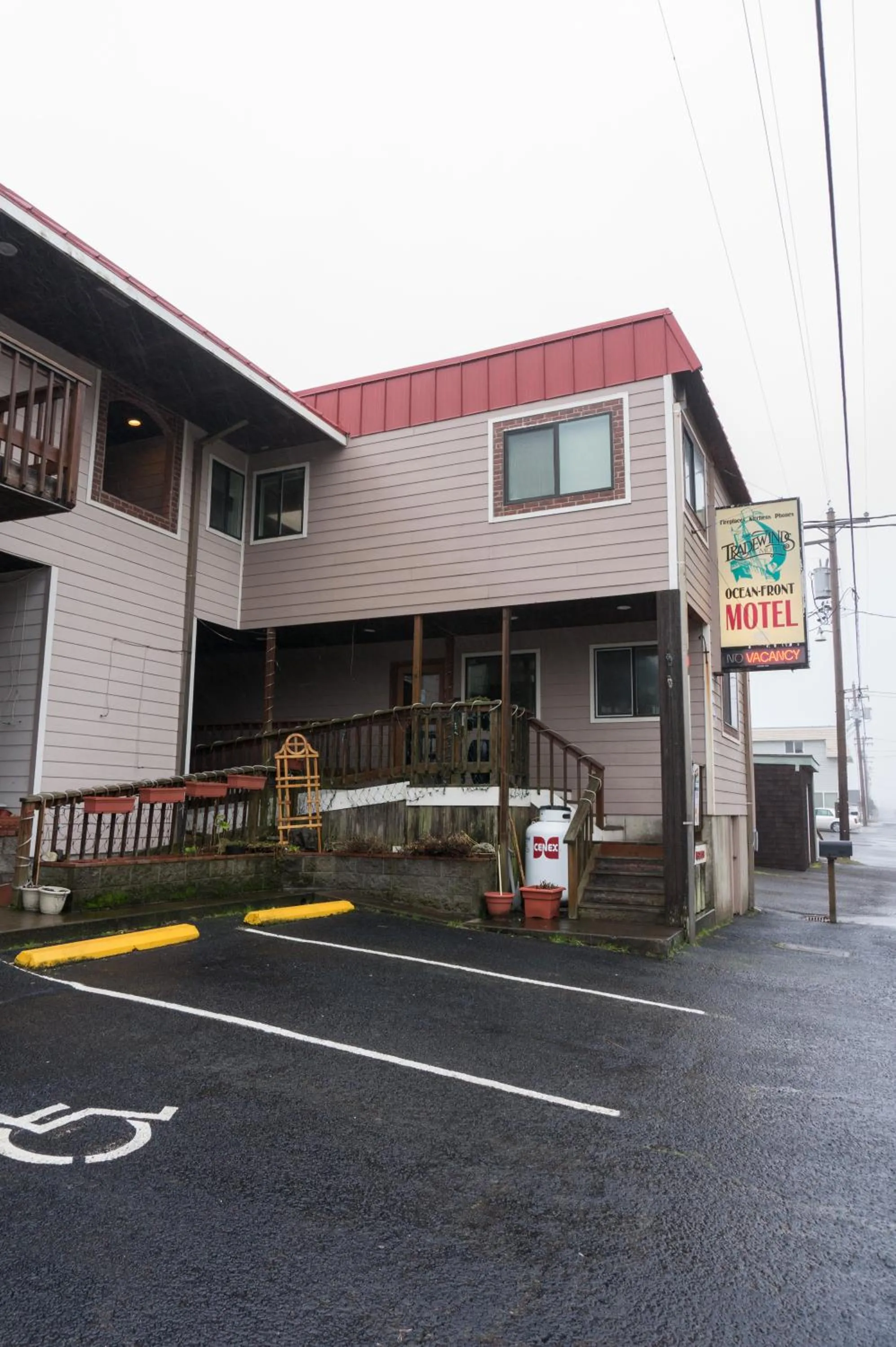 Facade/entrance in Tradewinds Motel