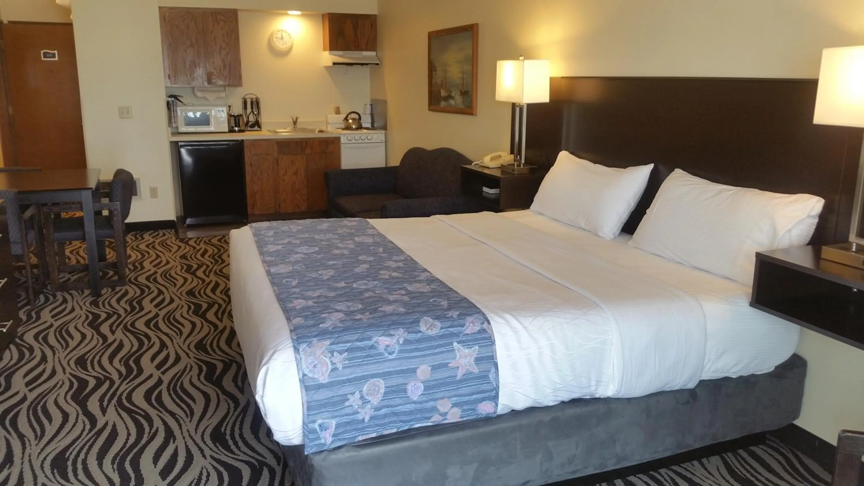 Photo of the whole room, Bed in Tradewinds Motel