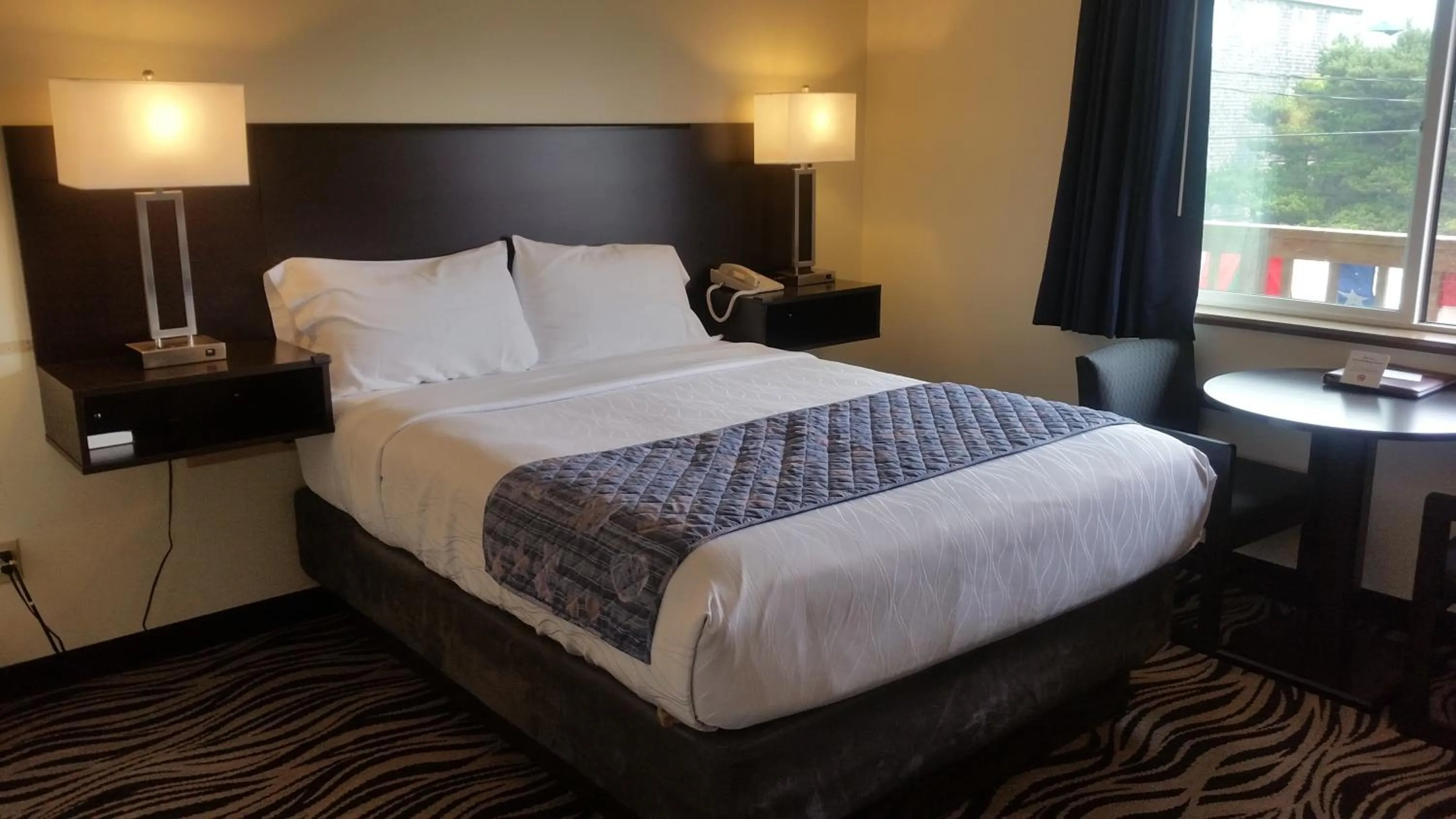 Bed in Tradewinds Motel