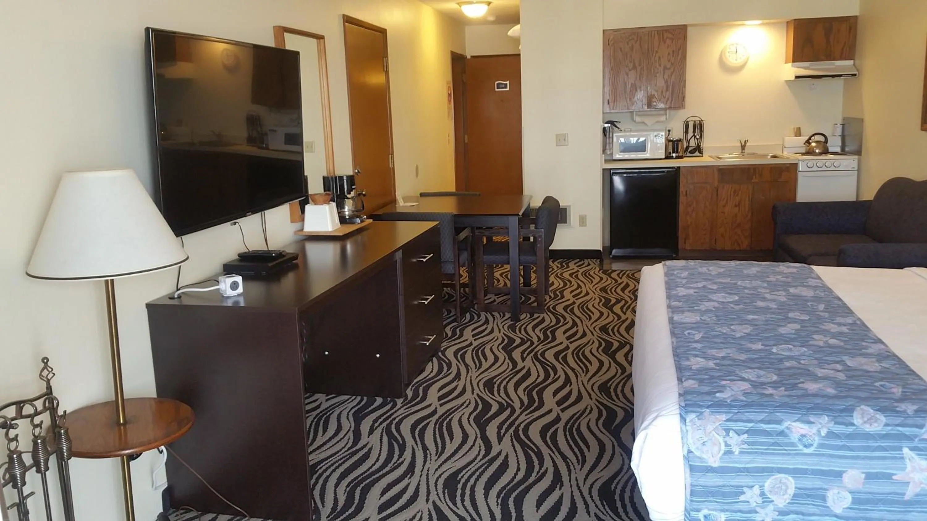 TV and multimedia, Bed in Tradewinds Motel