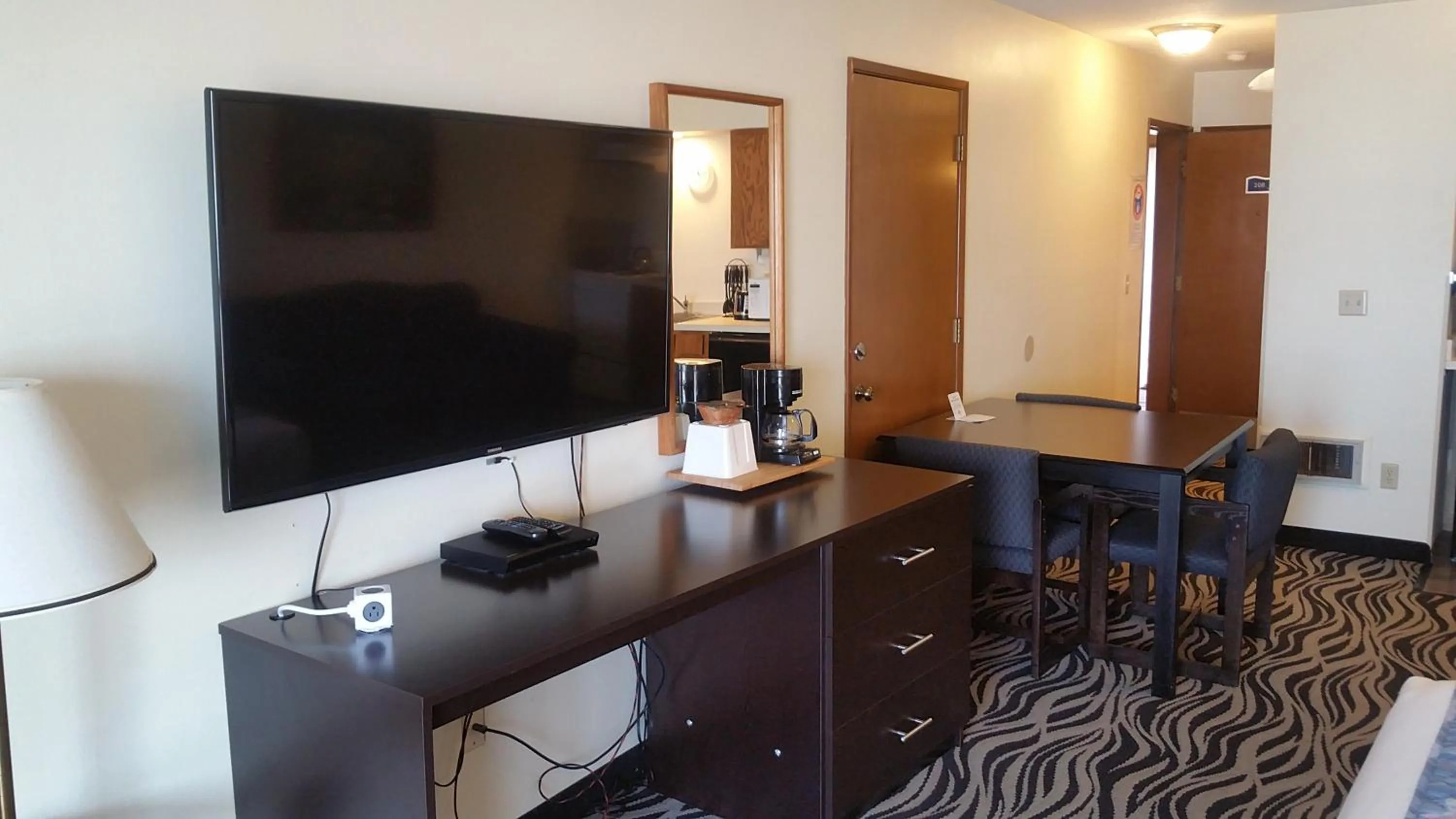 Dining area in Tradewinds Motel