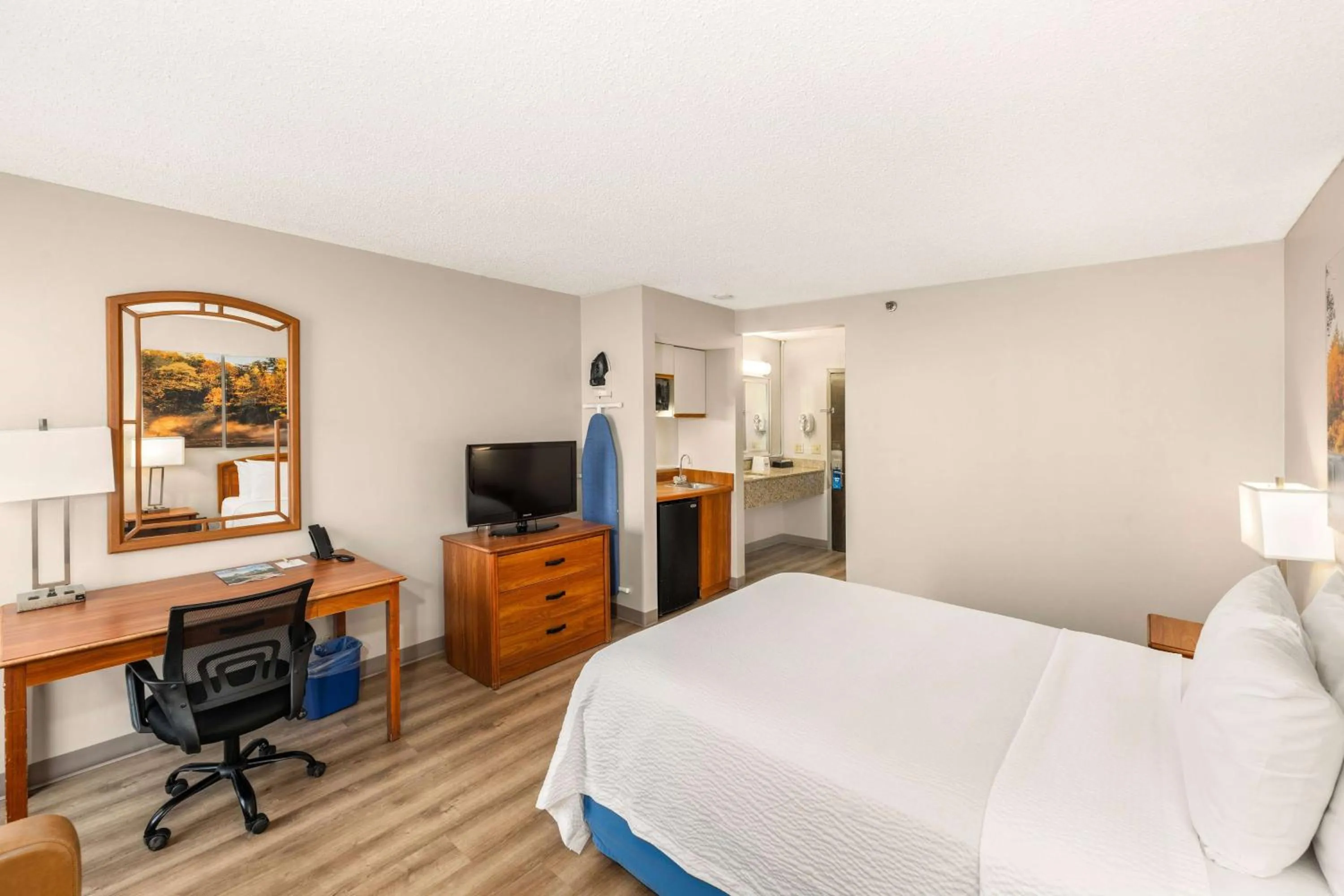 Photo of the whole room, Bed in Days Inn by Wyndham Raleigh-Airport-Research Triangle Park
