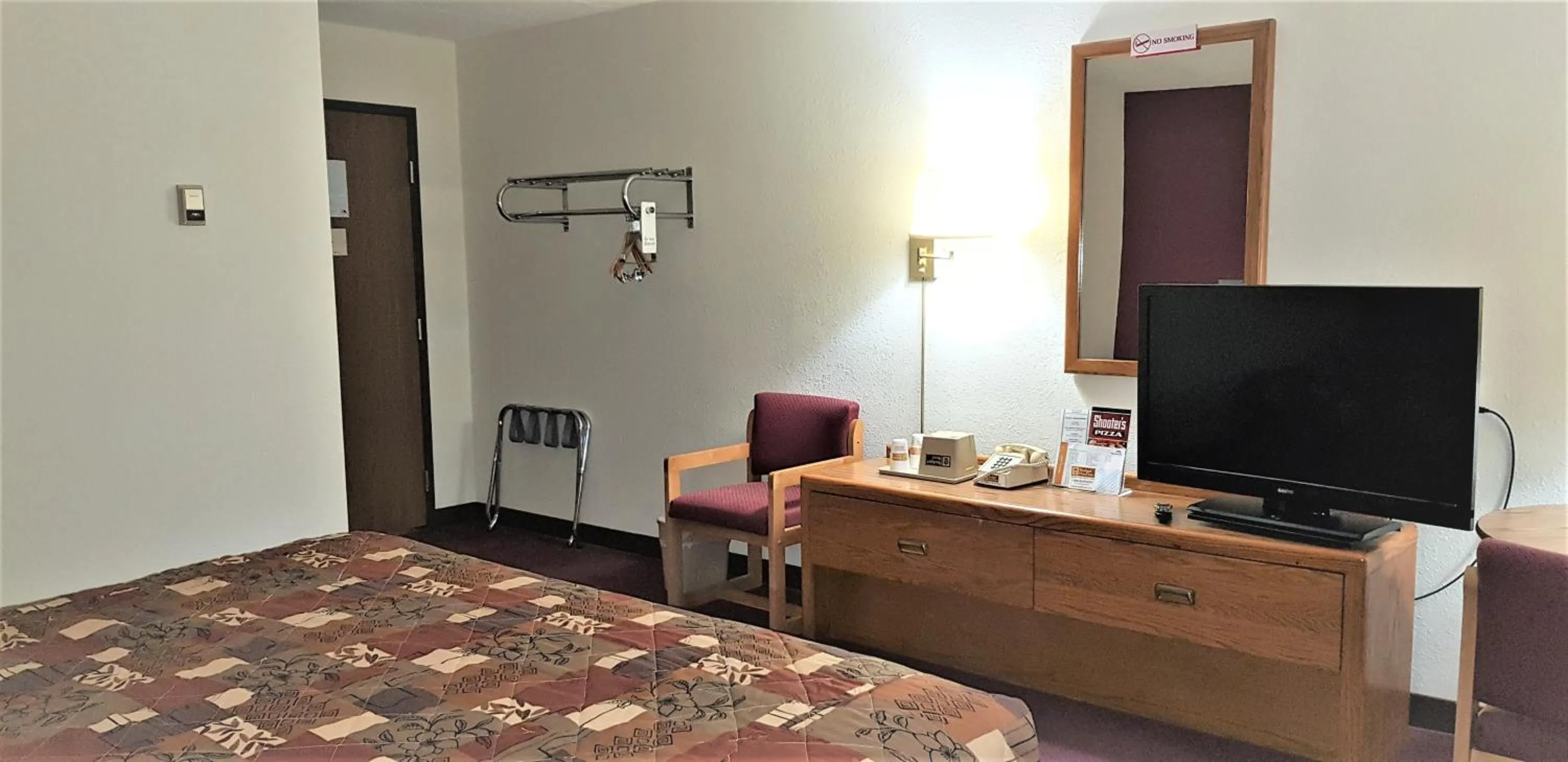 Bed in AmeriVu Inn & Suites-Avon