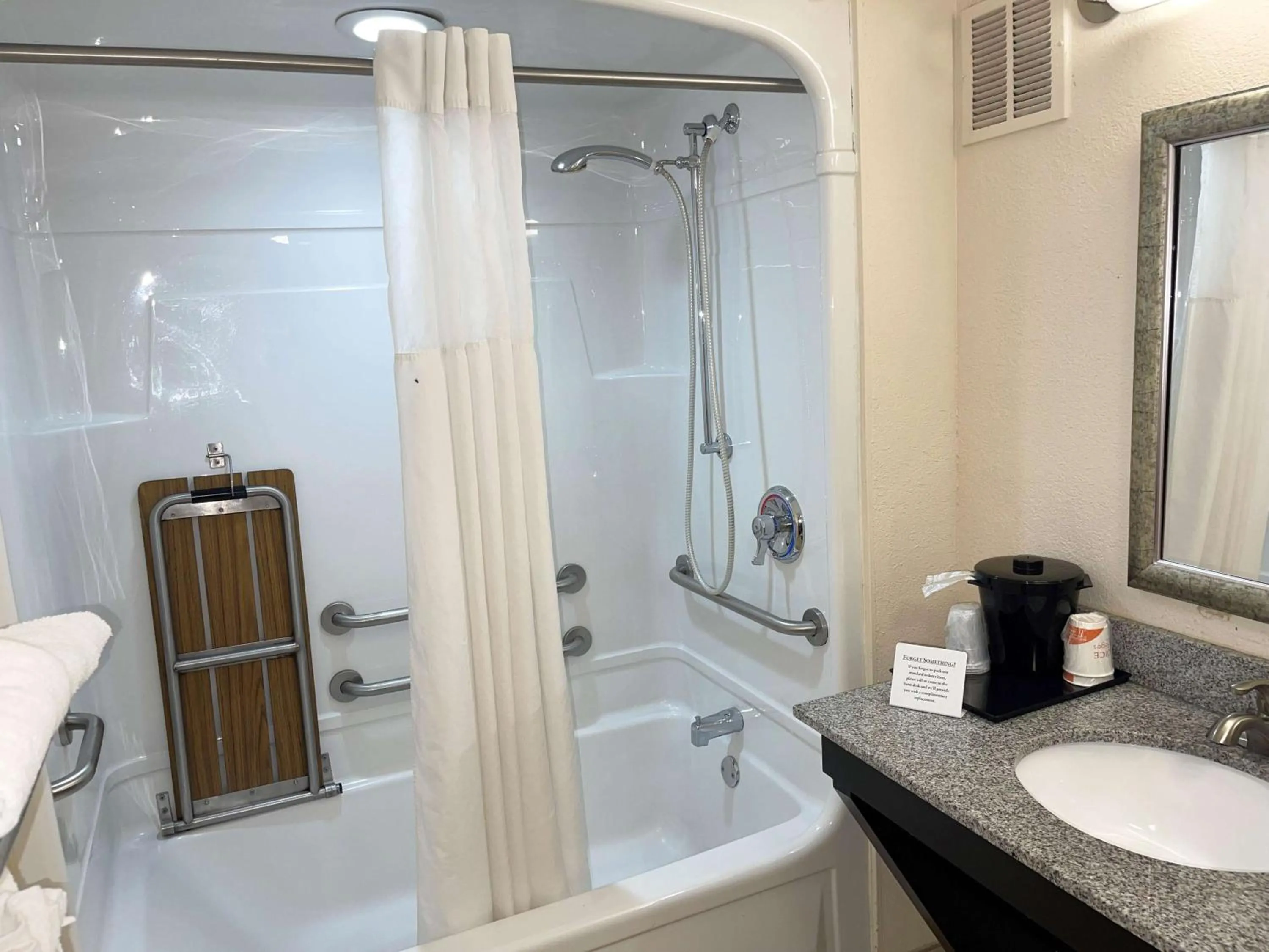 Photo of the whole room in Motel 6 Oklahoma City OK Fairgrounds West