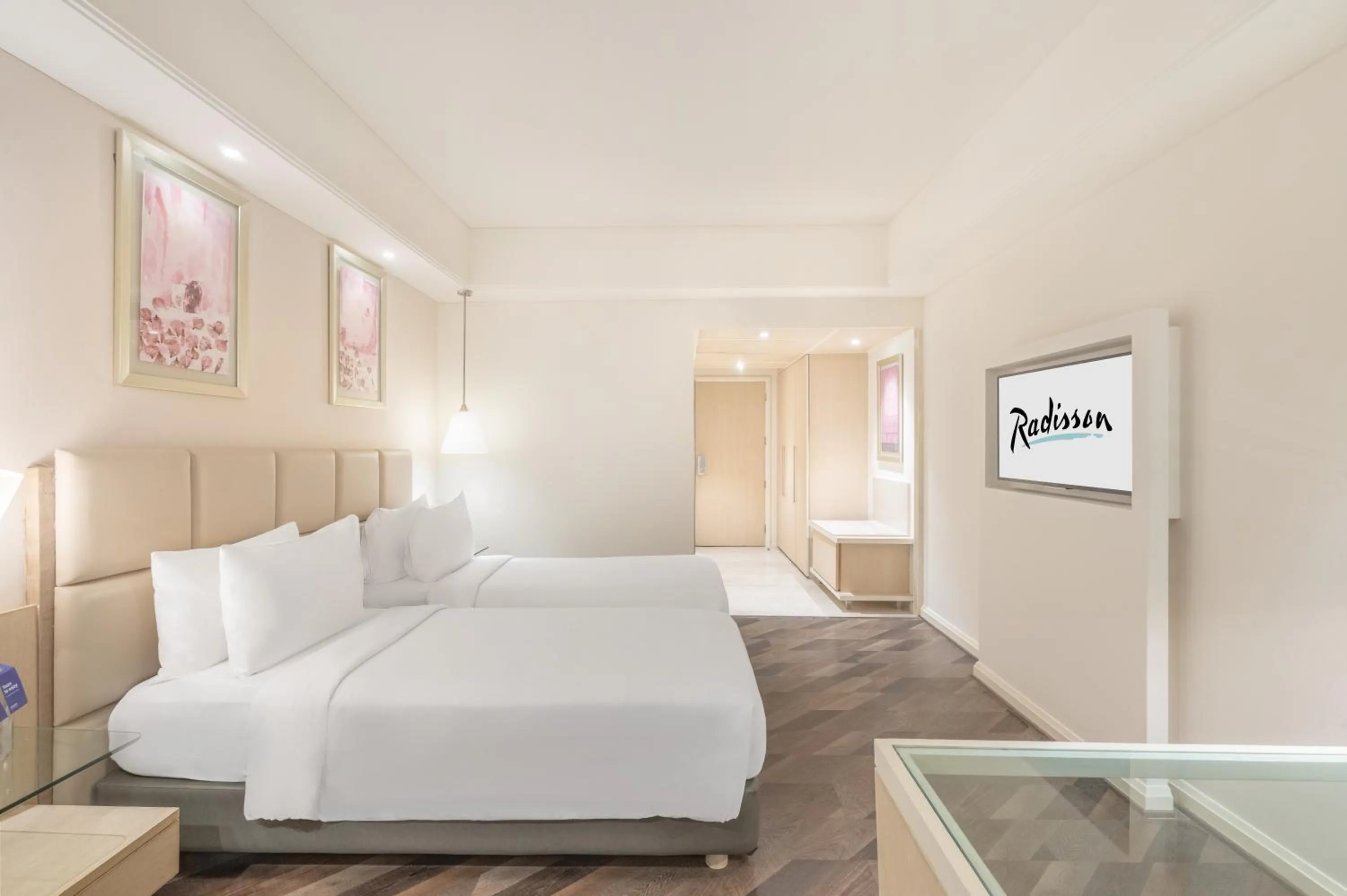 Bed in Radisson Hyderabad Hitec City