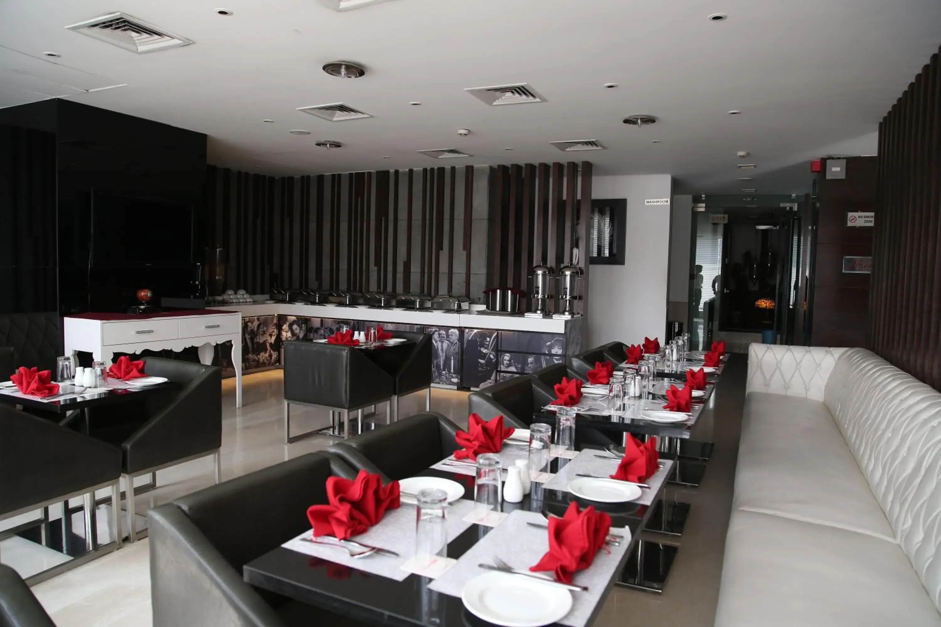 Restaurant/places to eat in The Nanee Suites Restaurant/places to eat in The Nanee Suites