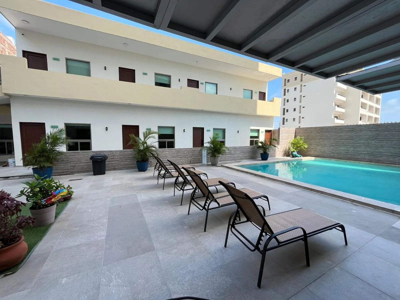 Swimming pool in Hotel Ave Inn