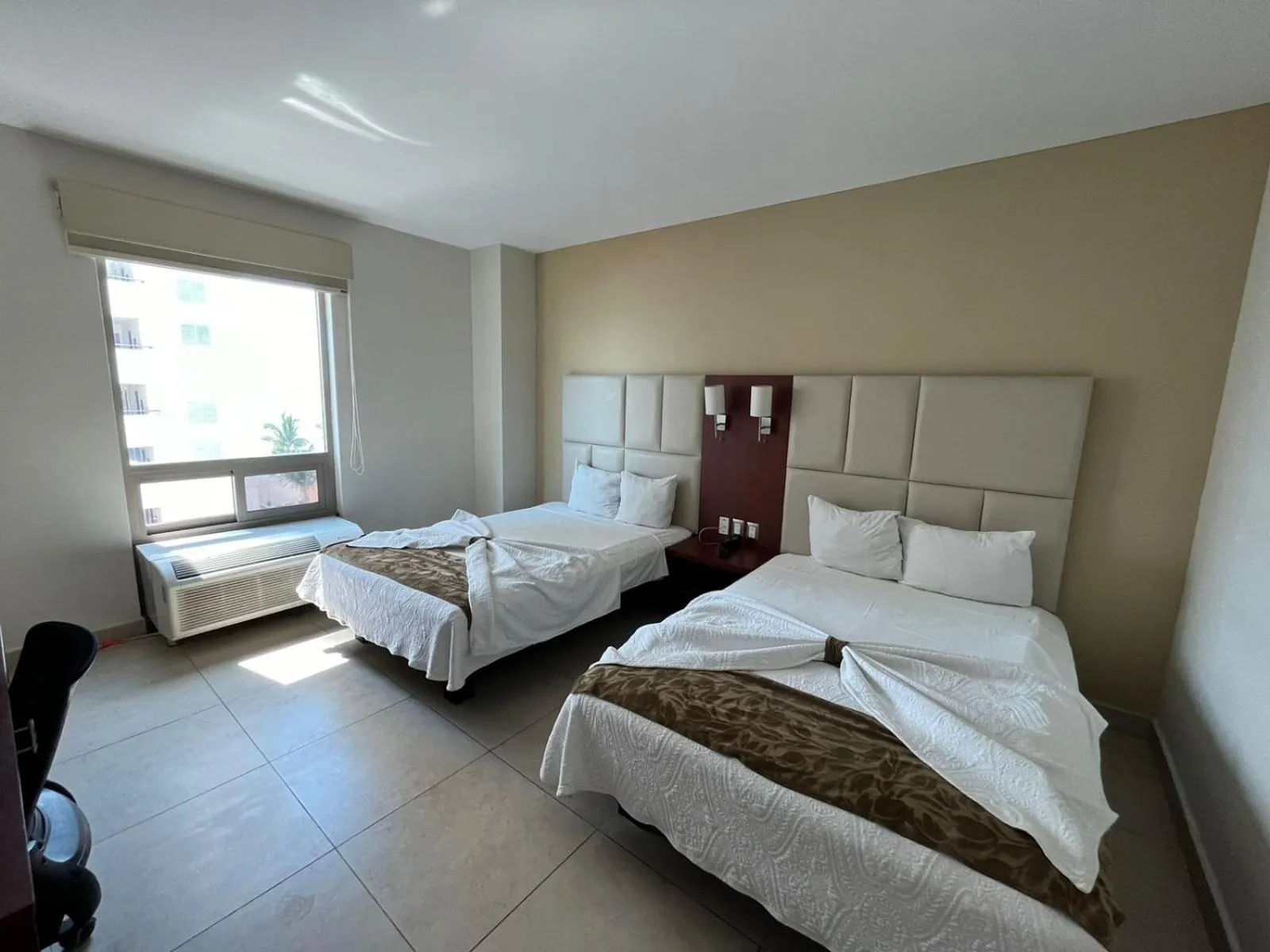 Bedroom, Bed in Hotel Ave Inn