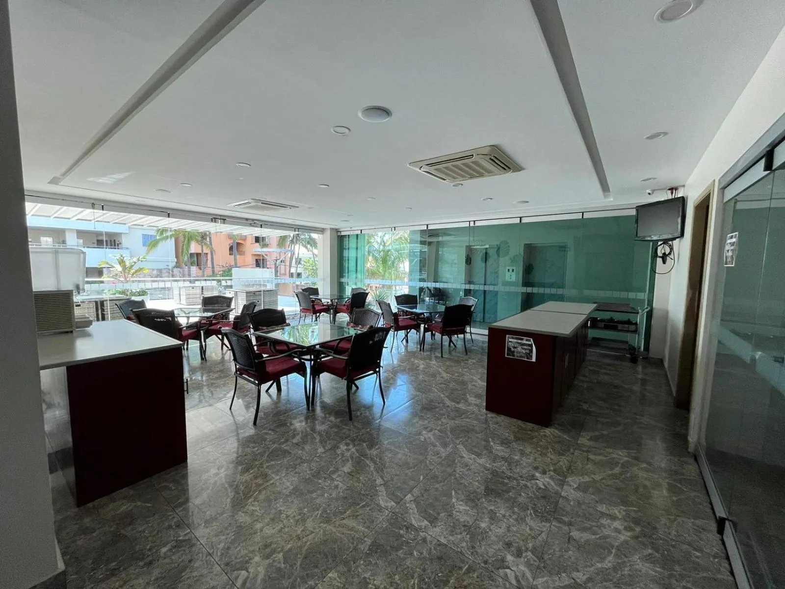 Restaurant/places to eat in Hotel Ave Inn