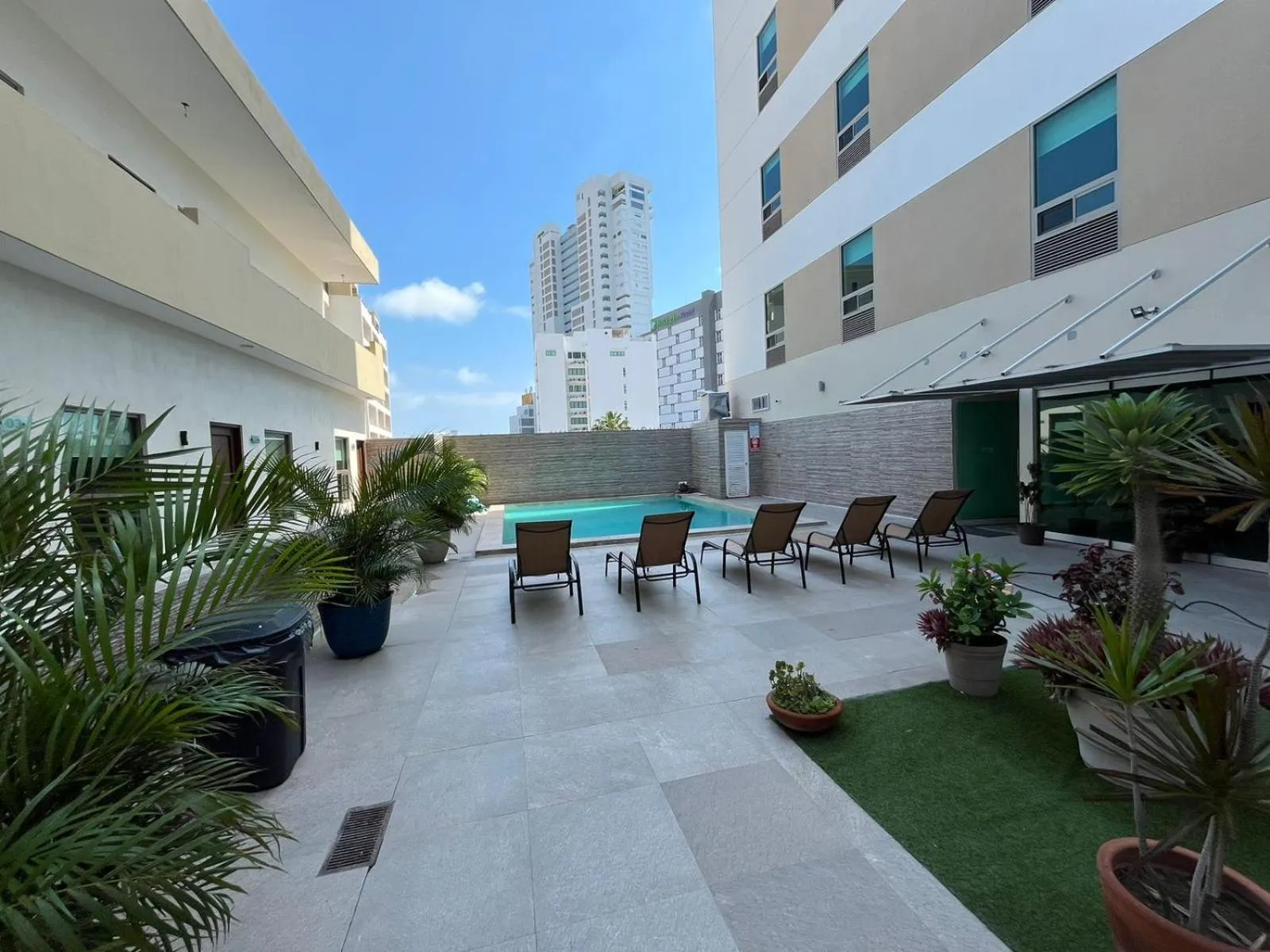 Pool view in Hotel Ave Inn