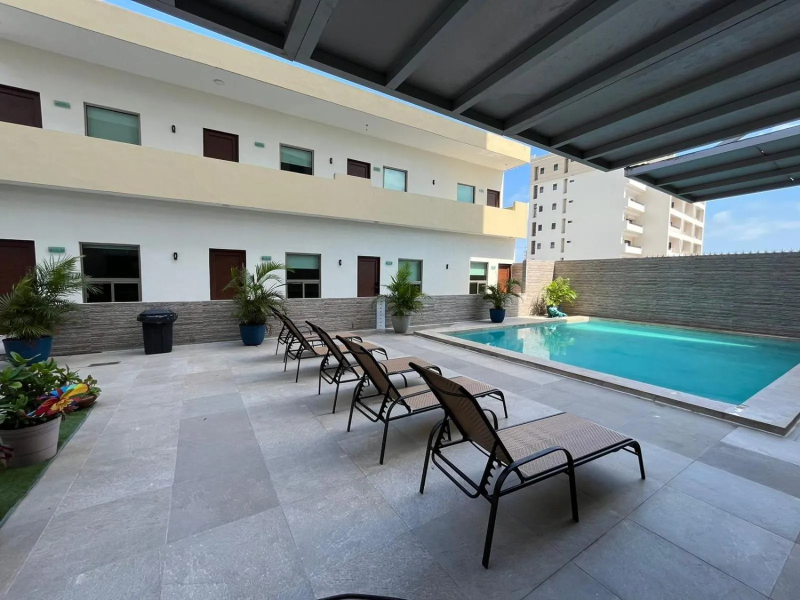 Swimming pool in Hotel Ave Inn