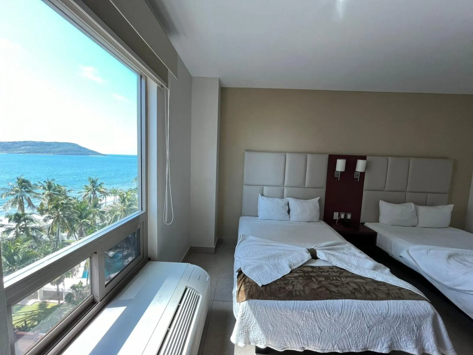 Sea view, Bed in Hotel Ave Inn