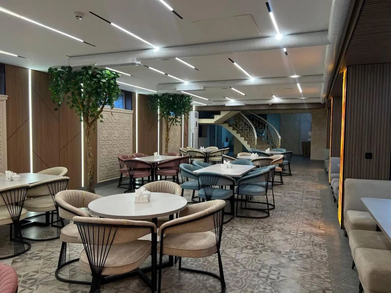 Restaurant/places to eat in Ideal Hotel