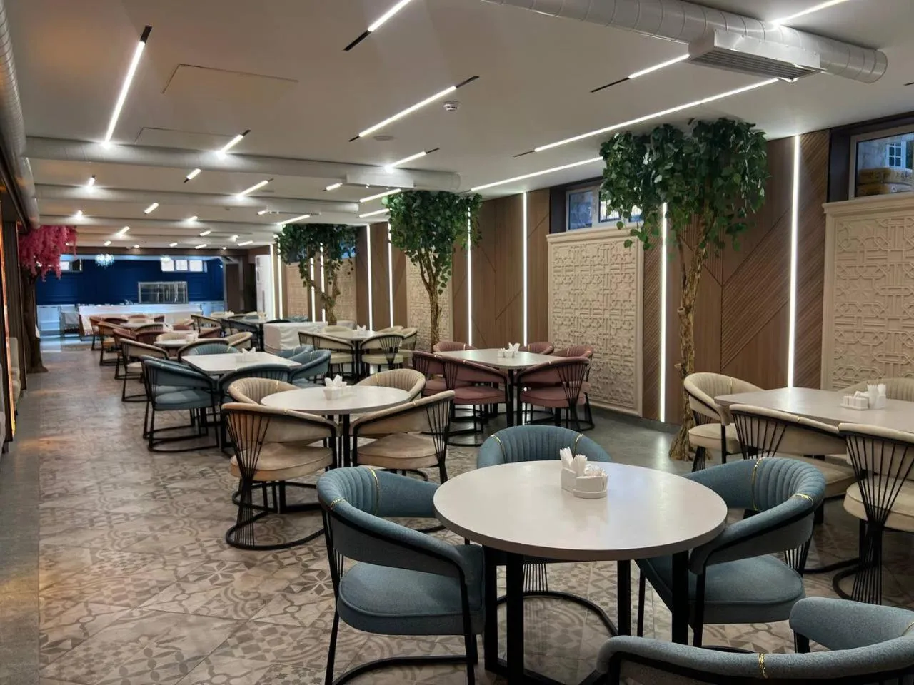 Restaurant/places to eat in Ideal Hotel