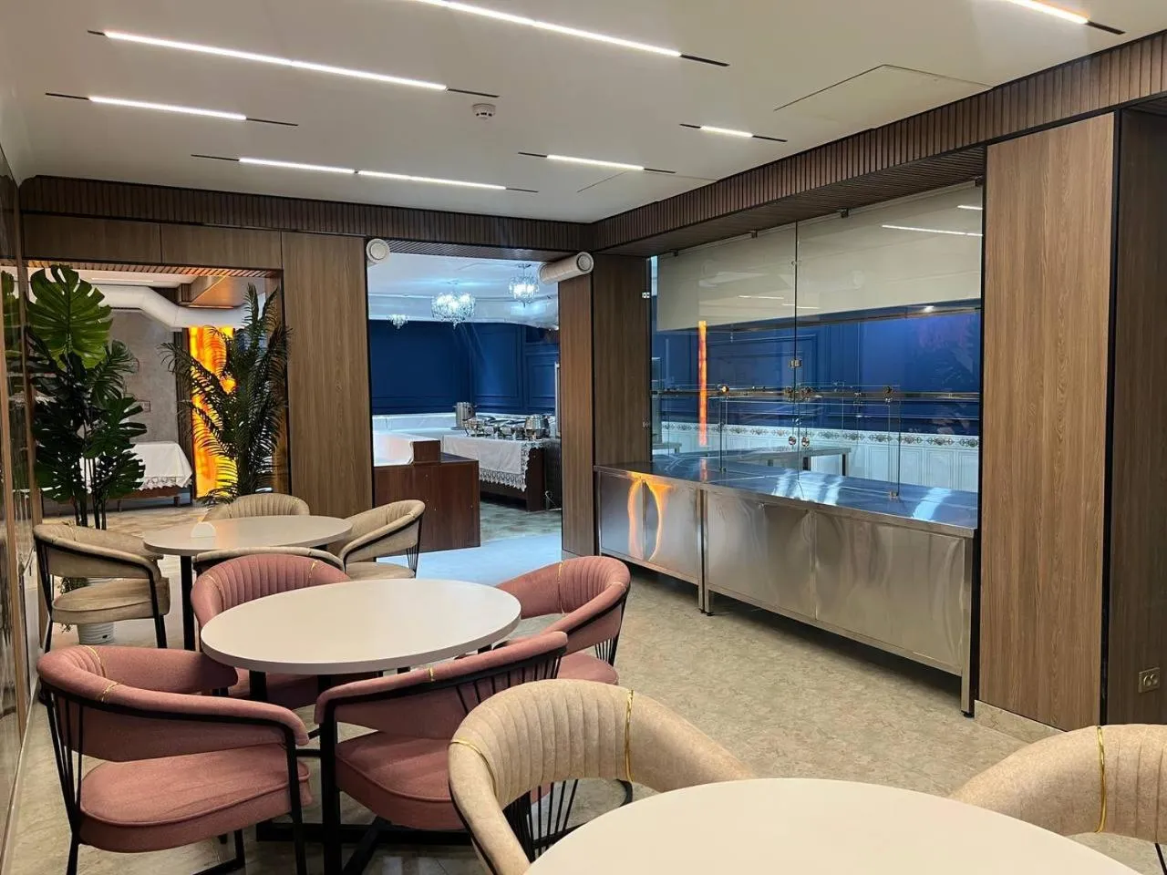 Restaurant/places to eat in Ideal Hotel