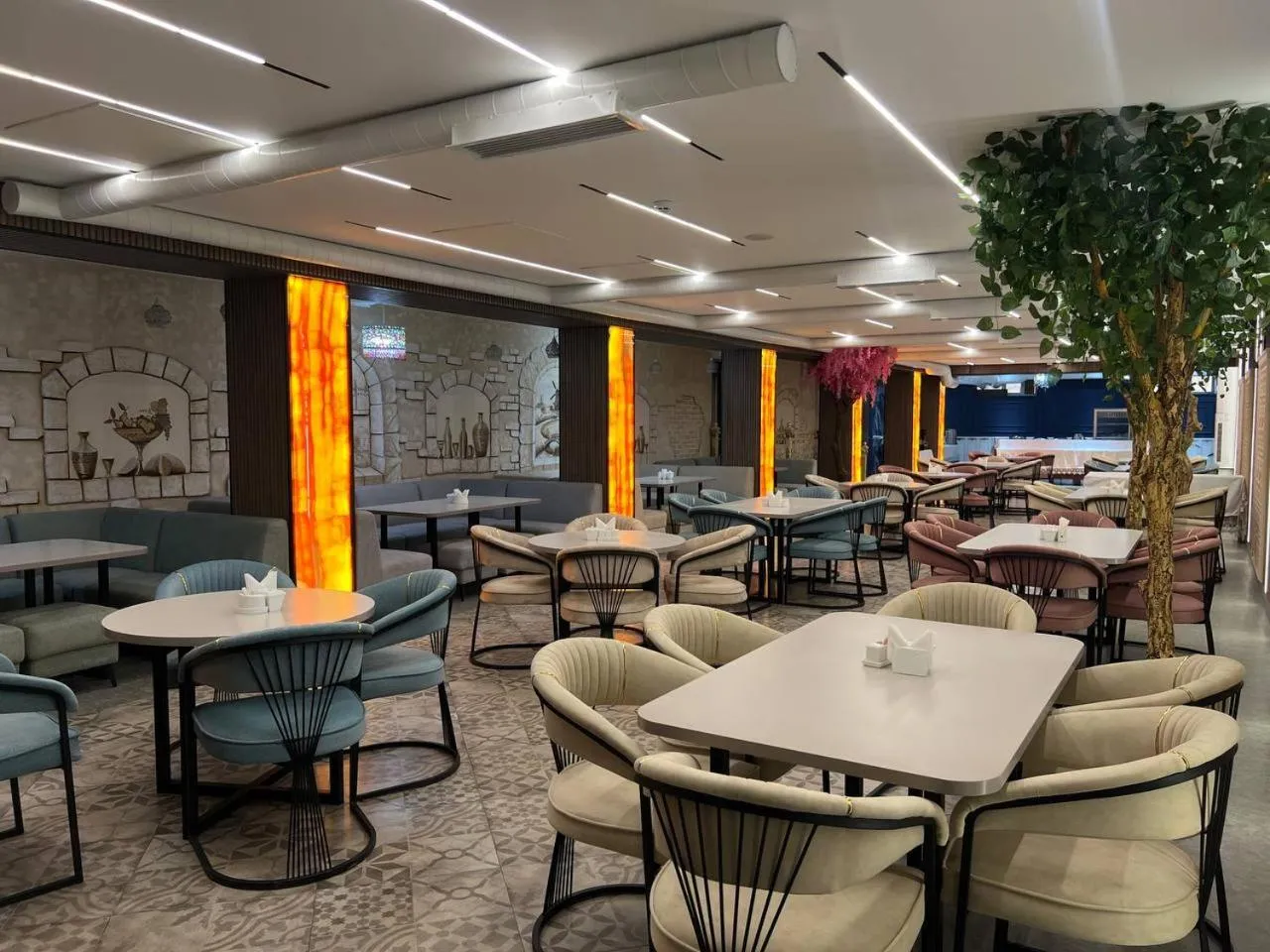 Restaurant/places to eat in Ideal Hotel