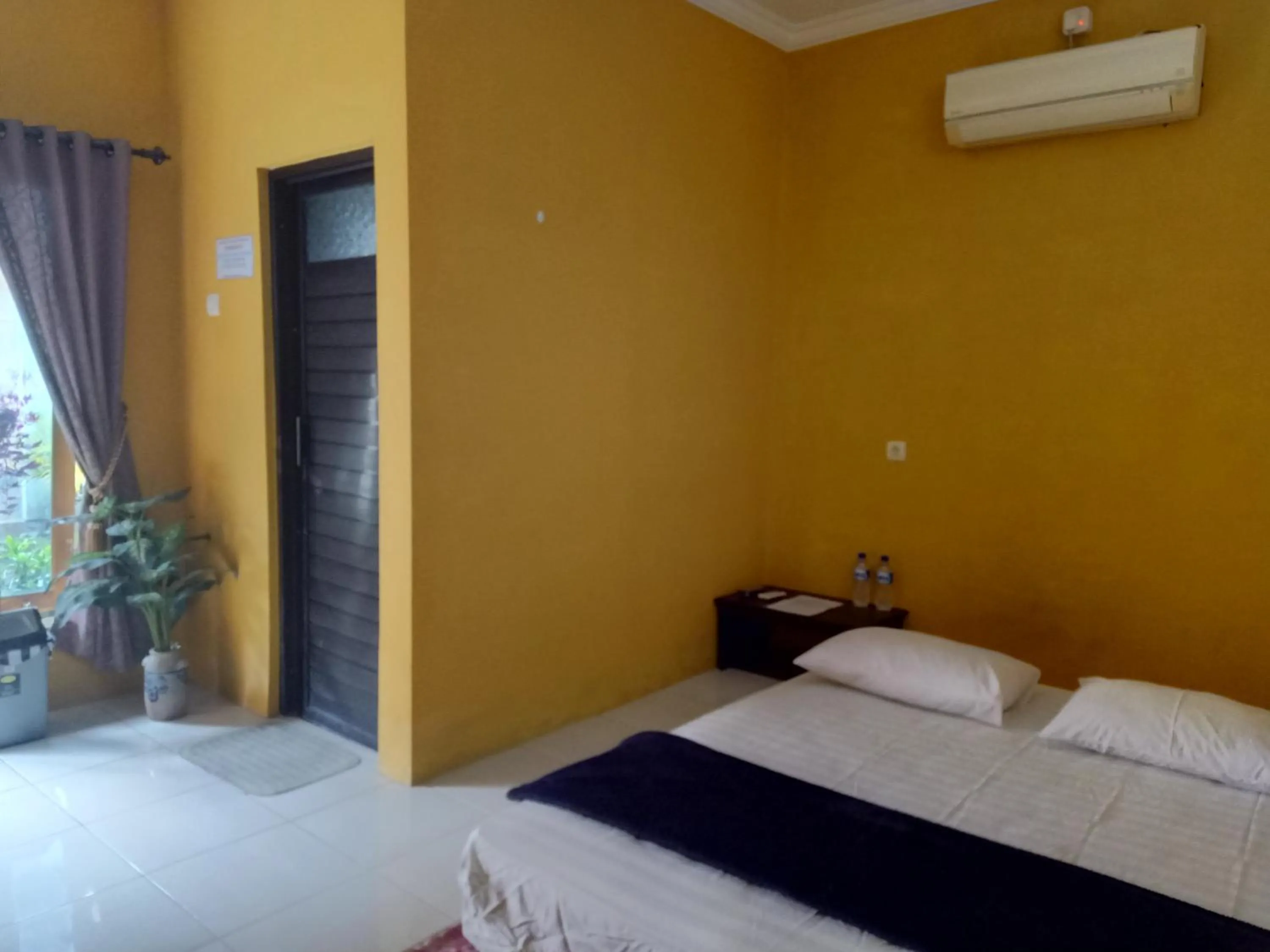 Deluxe Room in Pendopo Kayuwanan Syariah Near Terminal Giwangan