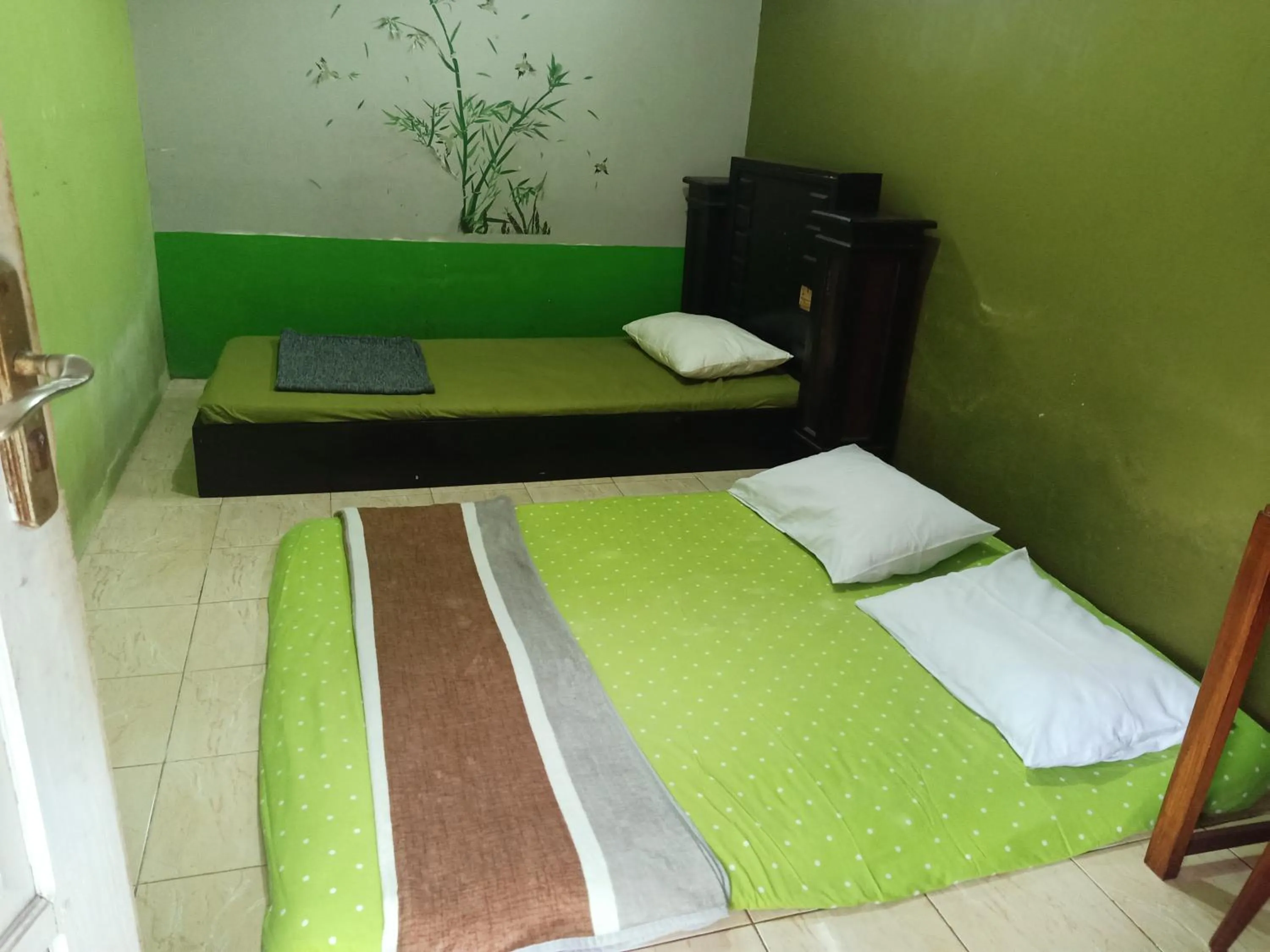 Economy Triple Room with Shared Bathroom in Pendopo Kayuwanan Syariah Near Terminal Giwangan