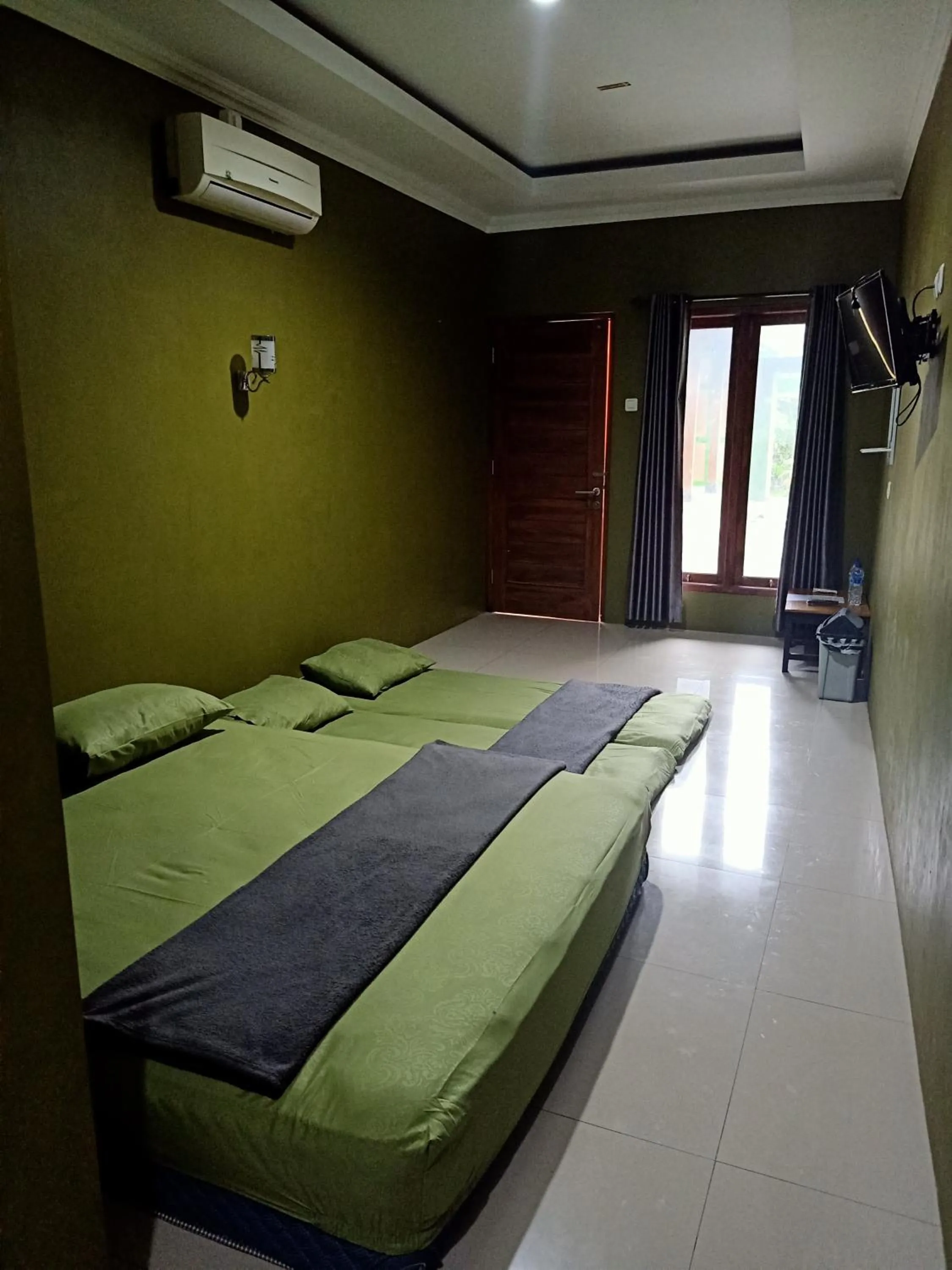 Deluxe Family Suite in Pendopo Kayuwanan Syariah Near Terminal Giwangan
