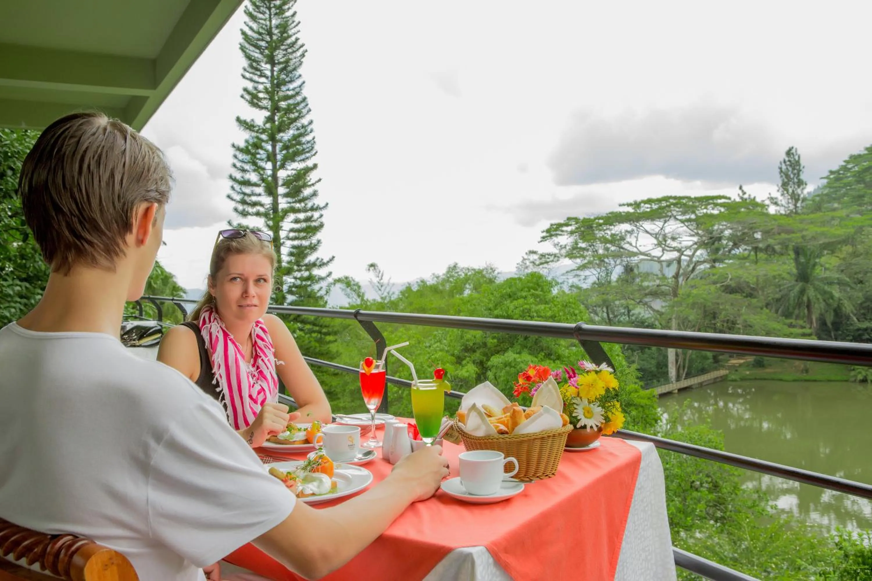 Restaurant/places to eat in Hunas Falls