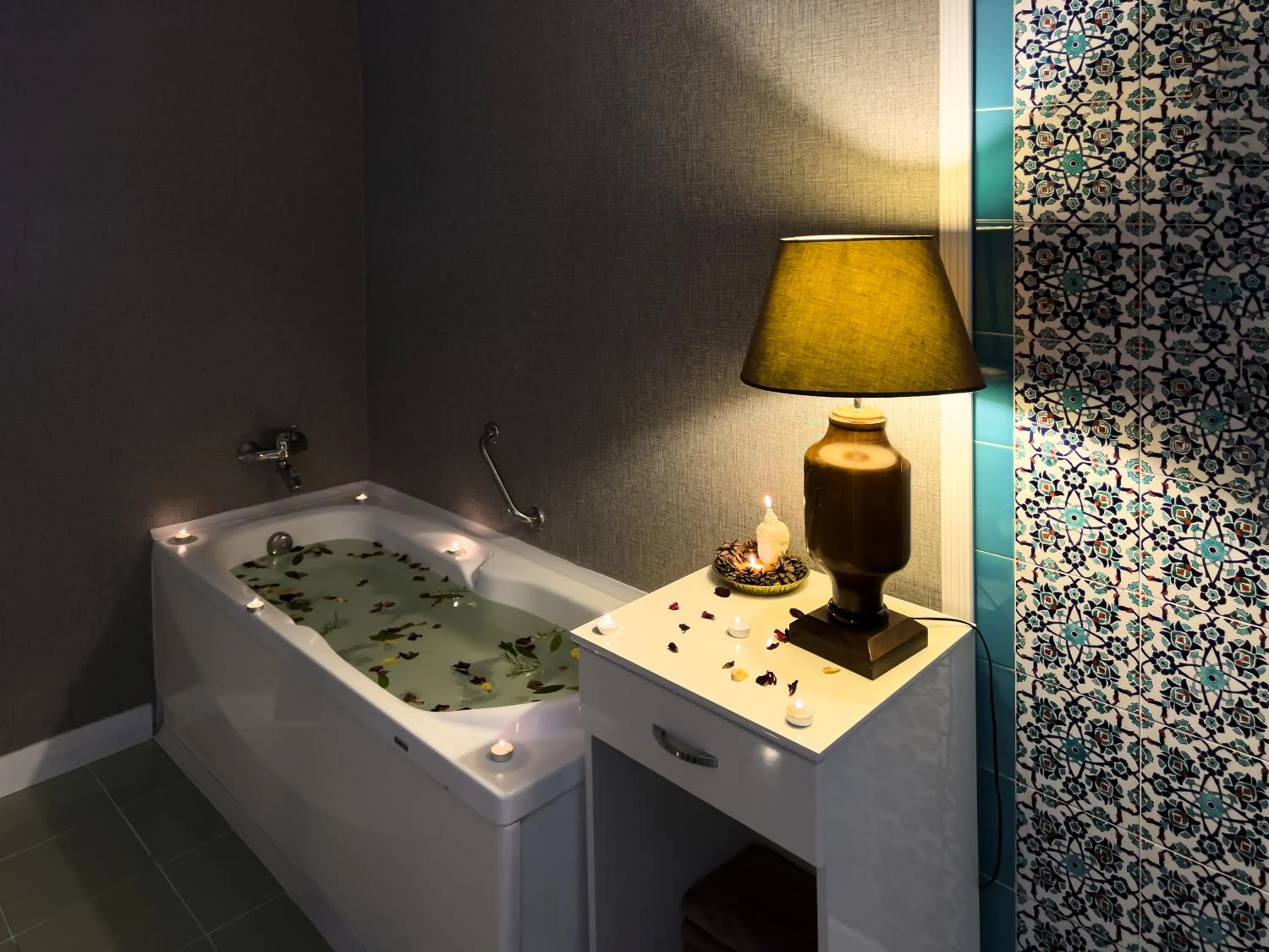 Bath in Spa Hotel Colossae Thermal