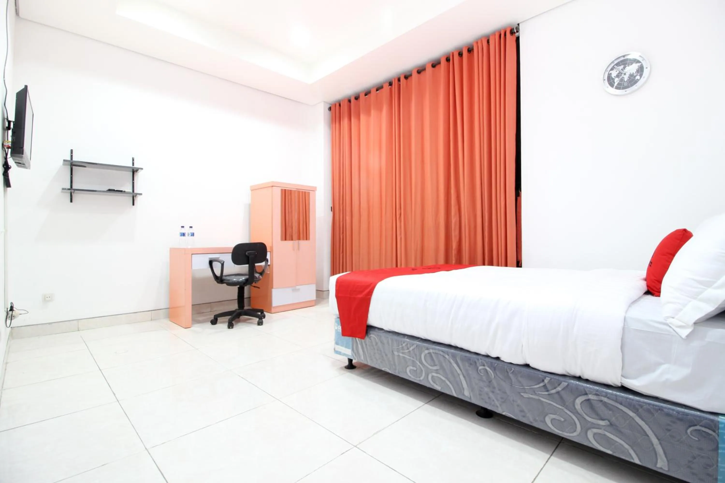 Bedroom, Bed in RedDoorz Plus @ Affandi Gejayan