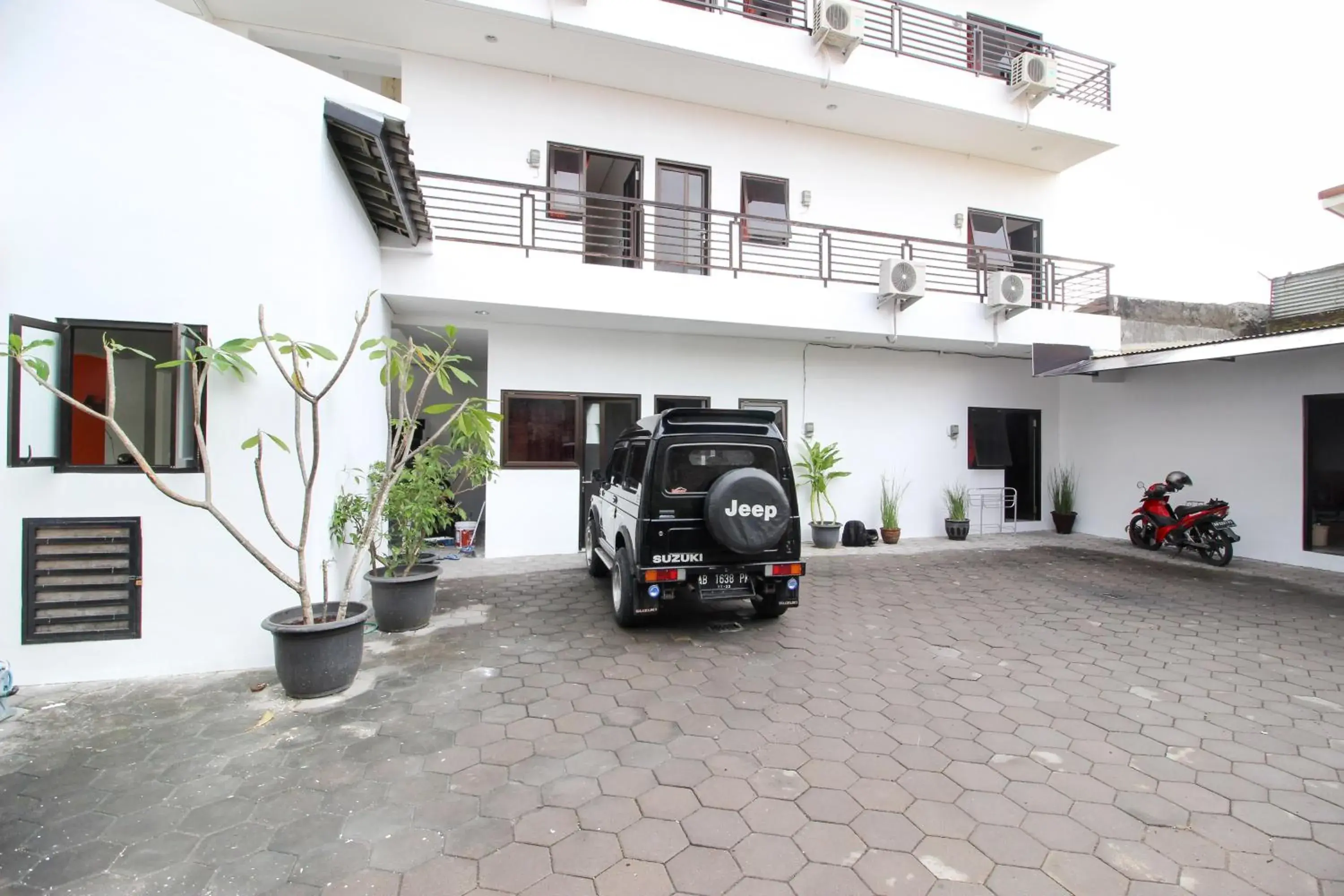 Facade/entrance in RedDoorz Plus @ Affandi Gejayan Facade/entrance in RedDoorz Plus @ Affandi Gejayan